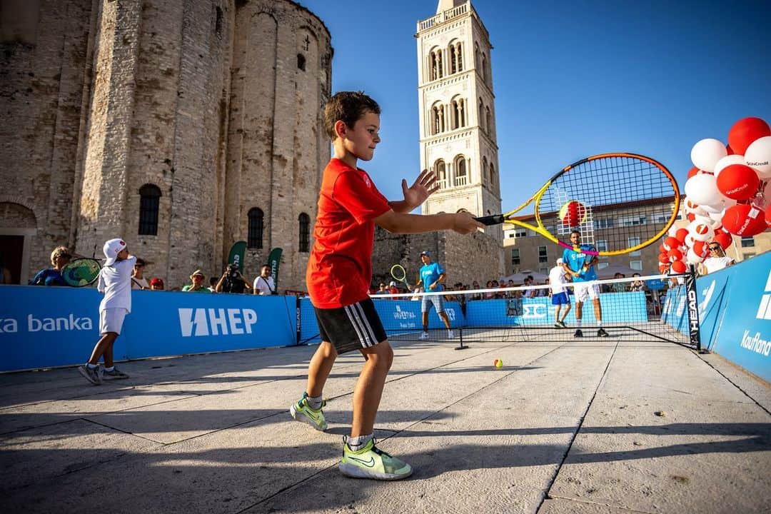 マリン・チリッチのインスタグラム：「Kad tvrtka ima tako velik utjecaj na društvo kao što ima Hrvatska elektroprivreda, brojna su dodirna područja u kojima se mogu partnerski  provoditi projekti usmjereni na rast kvalitete života. Kao nacionalna kompanija, HEP je usmjeren podržavanju i promociji hrvatske kulture i baštine, podizanju kvalitete života u zajednici te, posebno, pružanju podrške hrvatskom sportu. Sport, osim zdravog tijela, razvija i zdrav duh te da su sportaši svojim primjerom i rezultatima s pravom uzor mladim generacijama. Zbog toga je HEP s ponosom podržao teniski turnir humanitarnog karaktera „Gem Set Hrvatska”, na kojem su najpoznatiji sportaši i sportašice Hrvatske promovirali važnost bavljenja sportom od najranije dobi. 🎾⚡ . . #GemSetHrvatska #MCF #HEP」