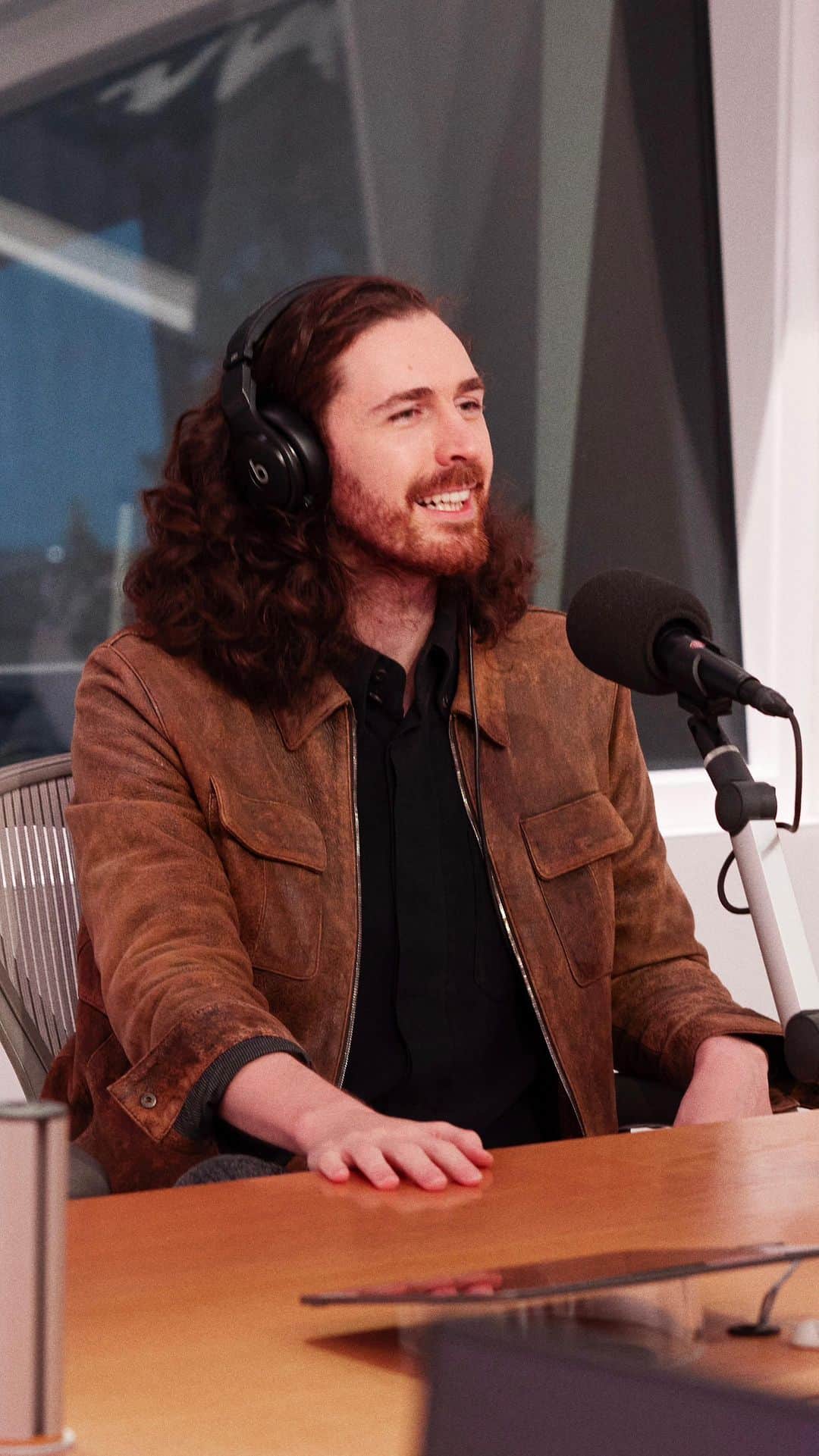 Apple Musicのインスタグラム：「@hozier continues to chart his own musical course on his third album, ‘Unreal Unearth.’ He discusses the songwriting process and inspiration behind the project with @zanelowe. Link in bio.」