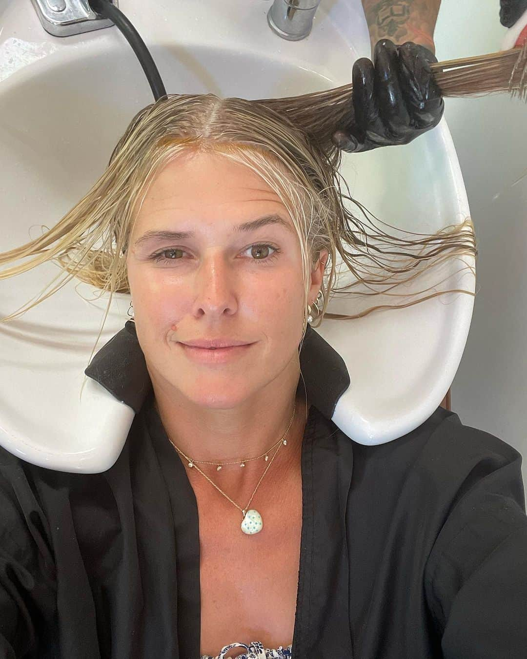 サラ・ライトさんのインスタグラム写真 - (サラ・ライトInstagram)「This week… lots of moon energy but girlfriend got her hair done by the amazing @neeenaboo and if you are looking for a master of the blondes @schmam2.0 trained with Nina for the past two years and is taking new clients and she is a DREAM with magic skills. Had some major scalp love from @mynajeau and beach hangs with my lil fam… I ❤️ summer.」8月29日 3時18分 - swrightolsen