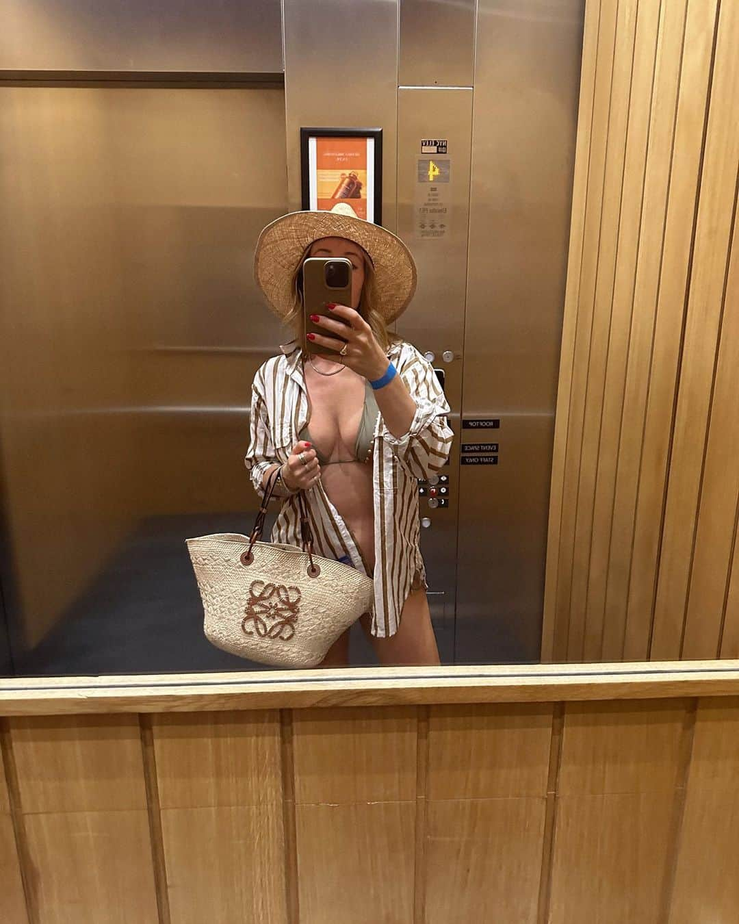 Helena Glazer Hodneさんのインスタグラム写真 - (Helena Glazer HodneInstagram)「Feeling blue that summer is coming to an end, but thankfully, cute clothes (and great memories) help.」8月29日 3時17分 - brooklynblonde1