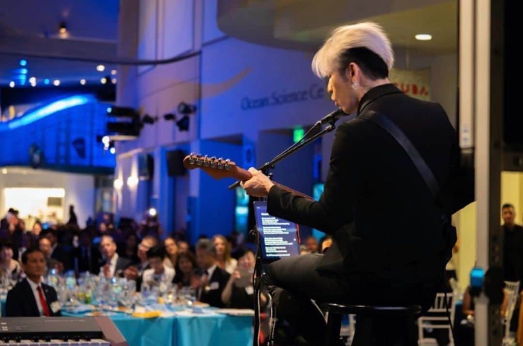 雅-MIYAVI-さんのインスタグラム写真 - (雅-MIYAVI-Instagram)「Again, a big thank you to all the members of @jassocal and every Japanese individual and company that has paved the path in this country, serving as a bridge between Japan and the US throughout history.   I also want share this honor with all the staff of @refugees. Since my work with UNCHR to support refugee is my life works and it’s a huge part of my humanitarian activities. Without their daily effort in the field, we wouldn’t be able to deliver the necessary services to people in need of emergency help. Big love and respect to all UNHCR family and staff in the whole world.   Once again, I extend my heartfelt gratitude for this honor. And I sincerely hope that the Japan America Society will continue to grow as a bridge over the great Pacific Ocean, connecting our two couriers and the entire world. As a musician and a proud Japanese individual, I also aim to dedicate myself to contributing to making this bridge stronger through my creative endeavors and activities.   Thank you  🙏🏻  改めて名誉ある国際市民賞をいただき光栄に思うと同時に、日米協会のみなさん、そして今日に至るまで日米および世界との友好関係の発展に貢献してきた日系市民および日系企業の皆さんに感謝を示します。  そして、この賞を全世界のUNHCR 職員のみなさんとも共有したいと思います。彼らとの難民支援の活動が自分にとってのライフワークでもあり、人道支援の大きな部分を占めています。彼らの日頃の現場での献身的な業務抜きでは、支援を必要とする人たちに食料や医療などは行き渡りません。  最後に、日本とアメリカ、および世界との「架け橋」として日米協会の更なる発展を願うとともに、自分自身も音楽家として、表現者としてもっと貢献できるよう精進していきたいと思います。  あざす！  🙏🏻  #Repost @miyavi_press ・・・ 【Topics】 ギタリストのMIYAVIが国際市民賞受賞 南カリフォルニア日米協会GALAパーティー👀‼️  ギタリストのMIYAVIが23日、カリフォルニア州ロサンゼルス市で開催された「南カリフォルニア日米協会GALAパーティー」で国際市民賞を受賞した。  MIYAVIは、日米両国を拠点としたアーティスト活動や、UNHCRの日本人初のアンバサダーとしての活躍などが高く評価されて受賞。  MIYAVIは、受賞を光栄としたうえで「大きな太平洋に隔てられていますが、日本とアメリカは隣国のような関係性だと感じています。これから先も日米協会が、両国の架け橋として発展していくとことを願うとともに、自分自身もアーティストとして、表現者として貢献して参ります」と英語でスピーチ。さらに、ギターとともに生歌唱のパフォーマンスも披露した。  (記事内より一部抜粋) 📰 https://www.tokyoheadline.com/710968/ @tokyoheadline   #MIYAVI #国際市民賞受賞 #カリフォルニア日米協会GALAパーティー」8月29日 3時12分 - miyavi_ishihara