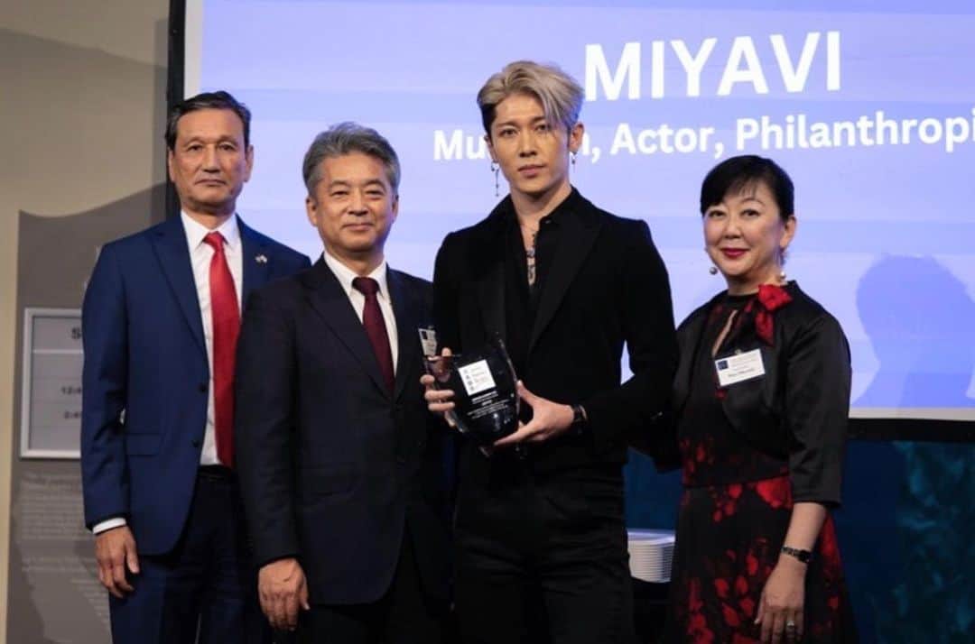 雅-MIYAVI-のインスタグラム：「Again, a big thank you to all the members of @jassocal and every Japanese individual and company that has paved the path in this country, serving as a bridge between Japan and the US throughout history.   I also want share this honor with all the staff of @refugees. Since my work with UNCHR to support refugee is my life works and it’s a huge part of my humanitarian activities. Without their daily effort in the field, we wouldn’t be able to deliver the necessary services to people in need of emergency help. Big love and respect to all UNHCR family and staff in the whole world.   Once again, I extend my heartfelt gratitude for this honor. And I sincerely hope that the Japan America Society will continue to grow as a bridge over the great Pacific Ocean, connecting our two couriers and the entire world. As a musician and a proud Japanese individual, I also aim to dedicate myself to contributing to making this bridge stronger through my creative endeavors and activities.   Thank you  🙏🏻  改めて名誉ある国際市民賞をいただき光栄に思うと同時に、日米協会のみなさん、そして今日に至るまで日米および世界との友好関係の発展に貢献してきた日系市民および日系企業の皆さんに感謝を示します。  そして、この賞を全世界のUNHCR 職員のみなさんとも共有したいと思います。彼らとの難民支援の活動が自分にとってのライフワークでもあり、人道支援の大きな部分を占めています。彼らの日頃の現場での献身的な業務抜きでは、支援を必要とする人たちに食料や医療などは行き渡りません。  最後に、日本とアメリカ、および世界との「架け橋」として日米協会の更なる発展を願うとともに、自分自身も音楽家として、表現者としてもっと貢献できるよう精進していきたいと思います。  あざす！  🙏🏻  #Repost @miyavi_press ・・・ 【Topics】 ギタリストのMIYAVIが国際市民賞受賞 南カリフォルニア日米協会GALAパーティー👀‼️  ギタリストのMIYAVIが23日、カリフォルニア州ロサンゼルス市で開催された「南カリフォルニア日米協会GALAパーティー」で国際市民賞を受賞した。  MIYAVIは、日米両国を拠点としたアーティスト活動や、UNHCRの日本人初のアンバサダーとしての活躍などが高く評価されて受賞。  MIYAVIは、受賞を光栄としたうえで「大きな太平洋に隔てられていますが、日本とアメリカは隣国のような関係性だと感じています。これから先も日米協会が、両国の架け橋として発展していくとことを願うとともに、自分自身もアーティストとして、表現者として貢献して参ります」と英語でスピーチ。さらに、ギターとともに生歌唱のパフォーマンスも披露した。  (記事内より一部抜粋) 📰 https://www.tokyoheadline.com/710968/ @tokyoheadline   #MIYAVI #国際市民賞受賞 #カリフォルニア日米協会GALAパーティー」