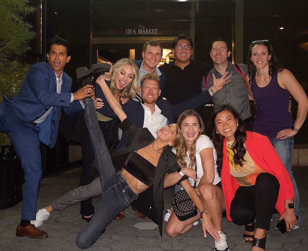 ナスティア・リューキンのインスタグラム：「History was made, medals were won… but what’s even greater than both of those two things is the incredible bond that we formed 15 years ago. As an only child in somewhat of an individual sport, this group of incredible humans became my brothers and sisters for the rest of my life. While they say you can’t chose your family, you also can’t chose your Olympic teammates - but I would continue to chose each and every one of them again and again and again.   Forever grateful for the many moments and memories created in Beijing that summer in 2008 - but perhaps even more grateful that 15 years later we have grown closer together - something we’ve all been told is rare.   The rest was said around the dinner table last night, all of us together again… a night spent laughing, crying and reminiscing on 15 years.   Love you forever… see y’all soon 🤠」
