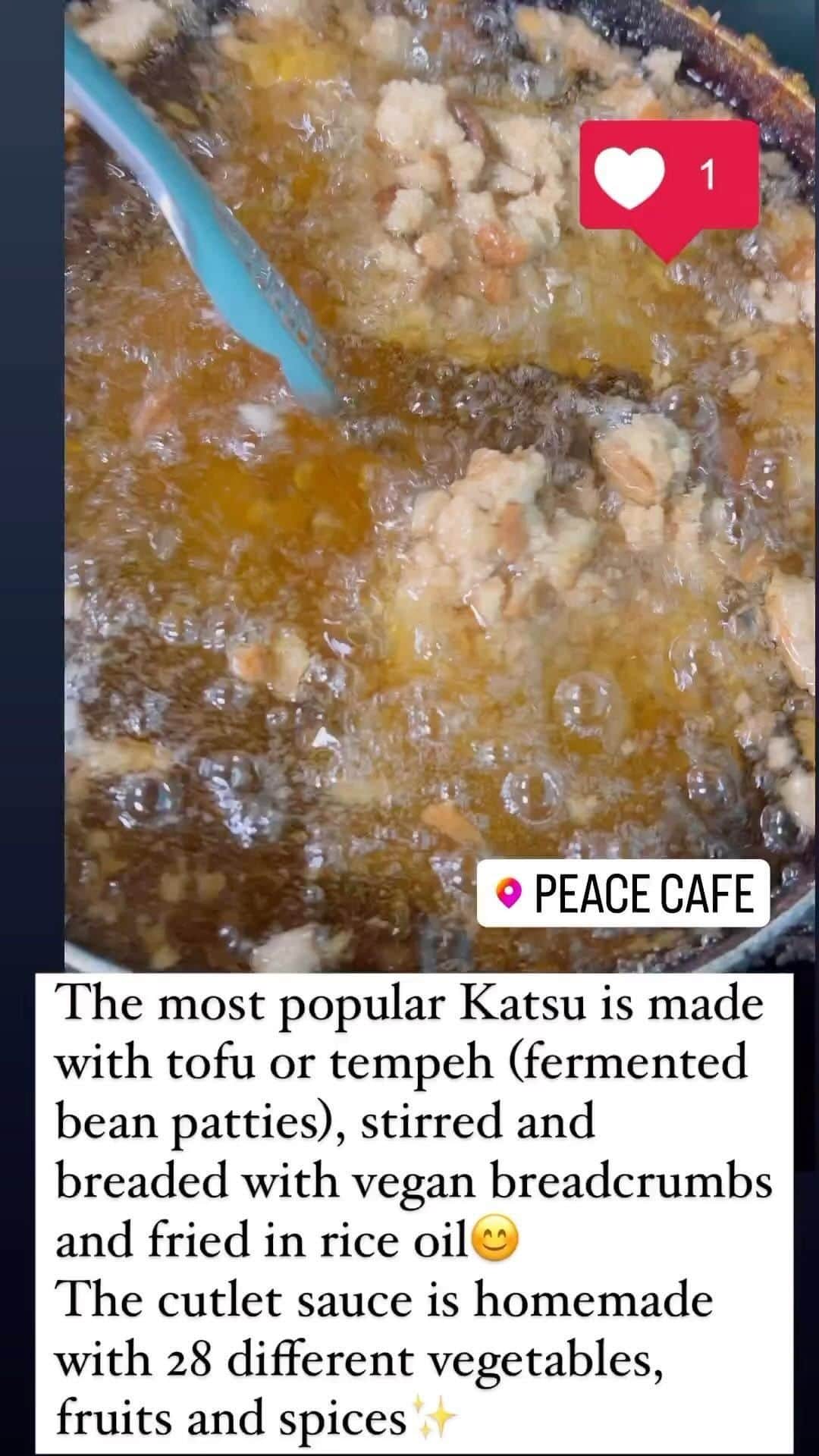 Peace Cafeのインスタグラム：「As some of you may know, PeaceCafe is more than just a vegan restaurant,we uses maple and dates instead of any refined sugar. We also use gluten-free tamari soy sauce for our soy sauce. We use 100% plant-based, organic, and local ingredients as much as possible, such as rice oil for frying and sunflower oil for dressings. We also make our own dressings, sauces, and ice cream,etc.Please come and try the delicious food prepared by Chef Shota, a former Japanese food professional, that is gentle on the body and the earth!😊  ご存知の方もいらっしゃるかもしれませんが、ピースカフェは単なるVeganレストランではなく、精製された砂糖の代わりにメープルとデーツを使用しています。また、醤油にはグルテンフリーのたまり醤油を使用しています。炒め物には米油、ドレッシングにはひまわり油を使うなど、できる限り100％植物由来のオーガニックで地元産の食材を使っています。ドレッシングやソース、アイスクリームなども自家製です。元和食のプロである将太シェフが作る、体にも地球にも優しい美味しい愛情が入ったお料理をぜひ食べに来てください😊。  #vegan #plant-based #no add sugar # gluten-free options #homemade #hawaii #oahu # professional chef #yummy #healty food #organic #local #catering #delivery #gift」