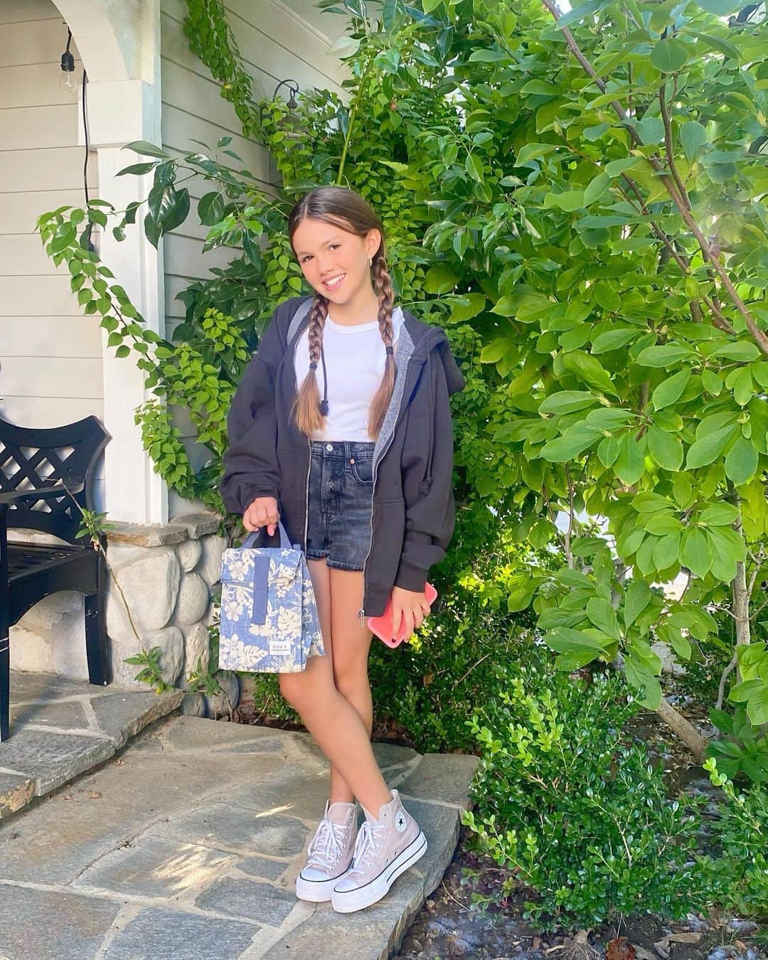 カンディー・ジョンソンさんのインスタグラム写真 - (カンディー・ジョンソンInstagram)「Ellie’s first Monday as a 7th grader and Blake’s as a Sophomore…(Alani already started college the week before🥹)  They’re my only 2, of my 4, babies that need rides to school in the morning, and Blake will be driving himself to school in just a couple weeks😢. So I’m cherishing every morning car ride. I feel, in my heart, I was just taking him to his first day of kindergarten and leaving in tears and promising to come eat with him at lunch and I’d bring little toddler Ellie, most likely wearing a princess dress, to eat with him a few hours later.  Their schools start at different times, so my days of the car full of kids, in the morning, is already over. I drive Ellie to her school that starts earlier and I’m grateful we get some 1-on-1, mom/girl time. Then, I come home and pick up Blake, and my heart is trying to cherish and not be sad that I only have a few more weeks of getting our morning drop offs…for the rest of his life😢  Ahhhhh…that sounds too sad🙈! The morning car rides is one of my favorite parts of the day…  When they’re babies you hear people say “they grow so fast”…and it’s moments like them starting to walk, talk, start school and it all just starts flying past you and you wish you could just go back and hold them like cuddly babies again.  One day maybe I’ll just insist/hope they’ll need me to drop their kids off and my mornings will feel like I get to live all of this a little more…  There might be some tears swelling up in my eyes…but all this to say, treasure each morning drop-off, every chance to put love into them, and soak up these moments that zoom by like when you’re shuffling a deck of cards and they start flapping down too fast. Put the phone down, the stress aside and treasure each moment because it’s all that matters in this life…all these little moments that will just become treasures in our hearts💕🥹  #kids #momlife #morning #school #dropoffs #mom #love #parenthood」8月29日 3時24分 - kandeejohnson