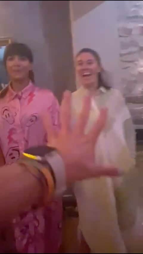 ハンナ・シモンのインスタグラム：「My sister and I showed up to the bar on a tiny Greek island wearing basically the same lewk (AND YES I WORE BIRKS TO THE CLUB THIS IS WHY I CANT SURVIVE IN LA) so my other sister decided to take a “photo” which was just a video because she is a comedian who is just up on all the latest phone comedy trends and before you ask a literal child chose my outfit and it the coolest thing I own so in sum let kids shops for you/ only be friends with people who accidentally twin with you/ make sure you stay dumb enough that the old “it’s a video lolz” joke can still get ya. Any other hot tips for house cats trying to head out into the world after sunset? 🙃 🐈 ✌🏽」