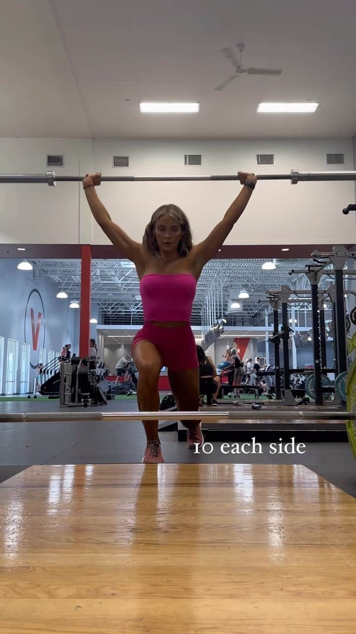 Cara Van Brocklinのインスタグラム：「Well…today was a little lighter leg day than normal, at times you just have to listen to your body and adjust. But guys, I still did it 🙌🏻!! Here was my first circuit of the day and I was already feeling it at this point. I added a little more HIIT in to try and get my legs moving. Let me know if you try this circuit and how it goes! Happy Monday 🫶🏻 @theburnapp」