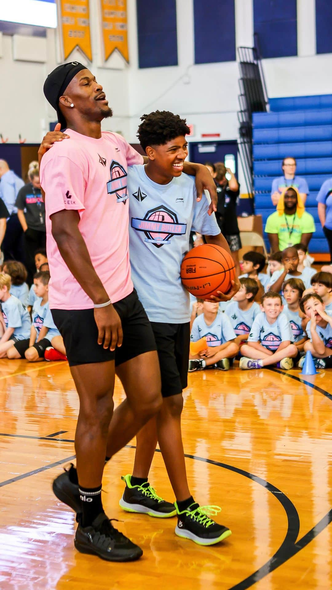 ジミー・バトラーのインスタグラム：「day 2. it is and always will be bigger than basketball. thank you for an amazing camp! 🔥 proud of the hard work my @celebritysportsacademy basketball & cheer campers put in over the two days!  thank you to our official training partners @triplethreatbasketballcamp @bommaritos @elitebasketballmiami @heyanneoneil @kbey31 @tvilleacademy @5starathletics @baptisthealthsf   special thanks to @essentiawater @ceekvr @shpgld @therealautograph and everyone that supported to make this camp a success.」