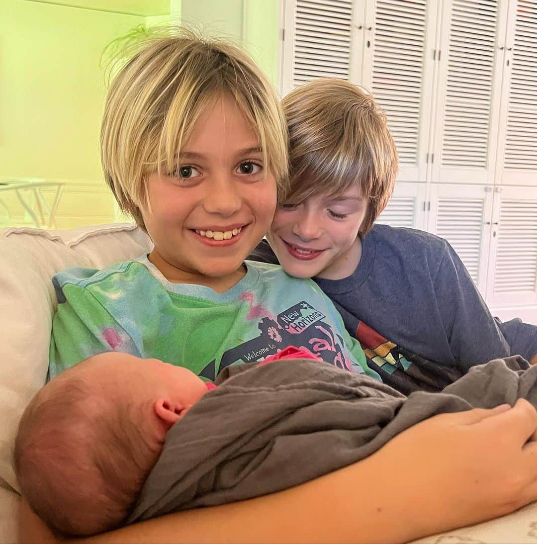 のインスタグラム：「Beatrix Rose & her biggest bros!!! Best friends forever. Seeing that instant bond in their hearts is like nothing else. So thankful for my (growing) family! 🙏❤️」