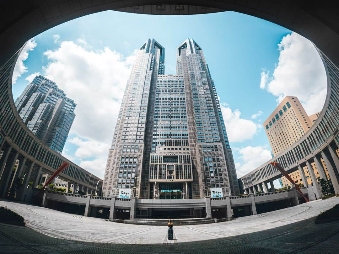 goproのインスタグラム：「Photo of the Day: Symmetry in the streets of Tokyo 🎌  Snapped with 27MP by $250 GoPro Award recipient @marcruffini.  @goprojp #GoProJP #GoPro #GoProAwards #GoProTravel #Tokyo #Japan #Symmetry #UrbanPhotography #Architecture」