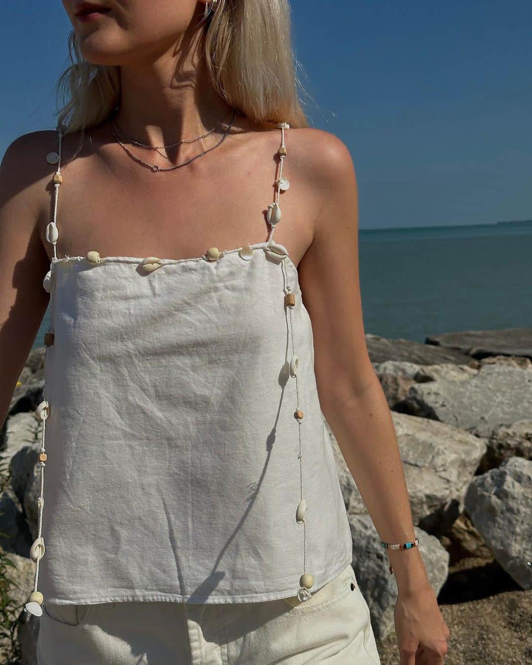 Olivia Burtonのインスタグラム：「#BankHoliday essentials with @chloekathbutler 🐚🤍  Get the perfect stacked look with our Illusion Silver Stacking Necklace.  #OliviaBurtonLondon #Jewellery」