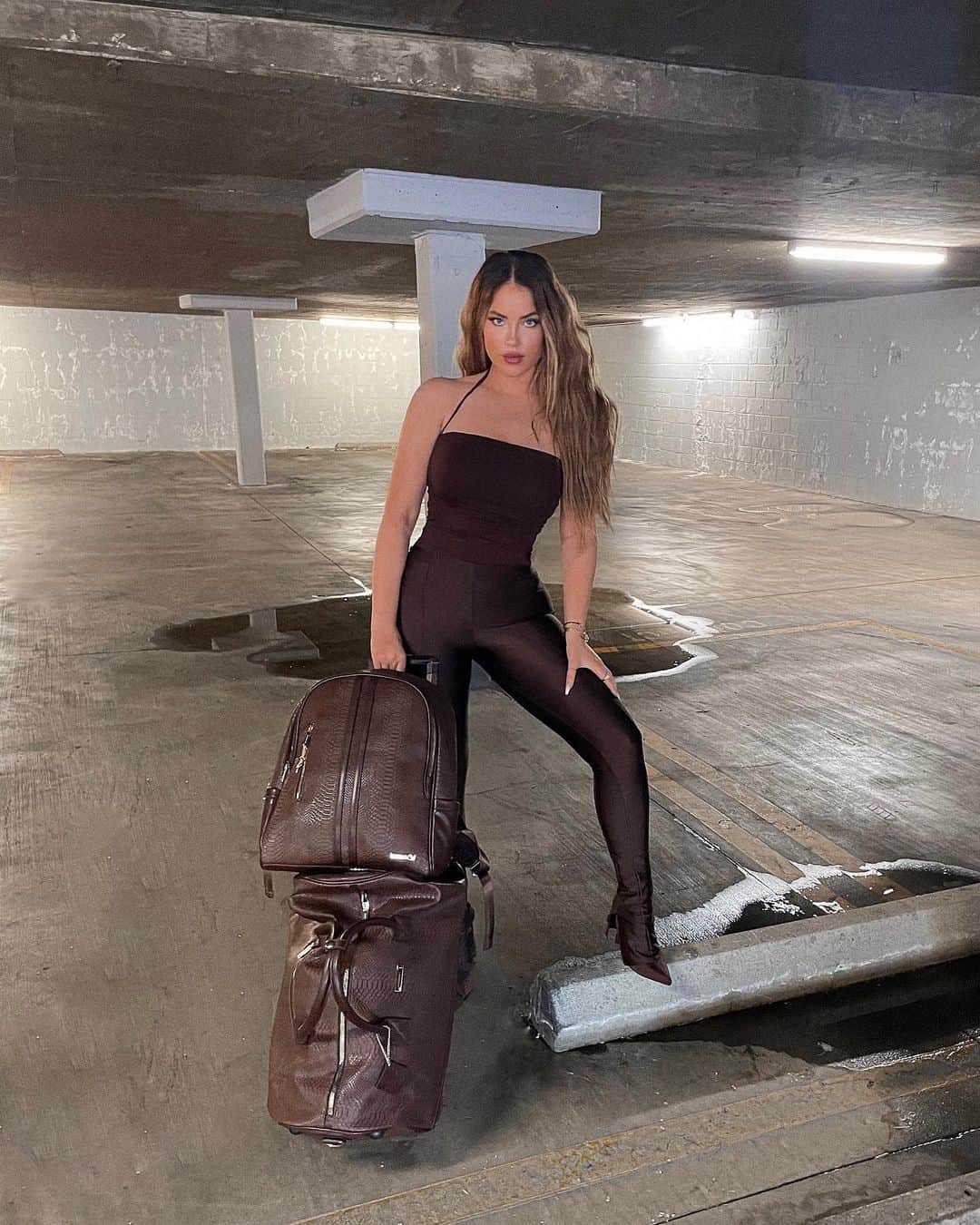 のインスタグラム：「And she’s off with my fav @totencarry ✈️ Use code: OLIVIA for Buy one & get one free! 🤍 ad」