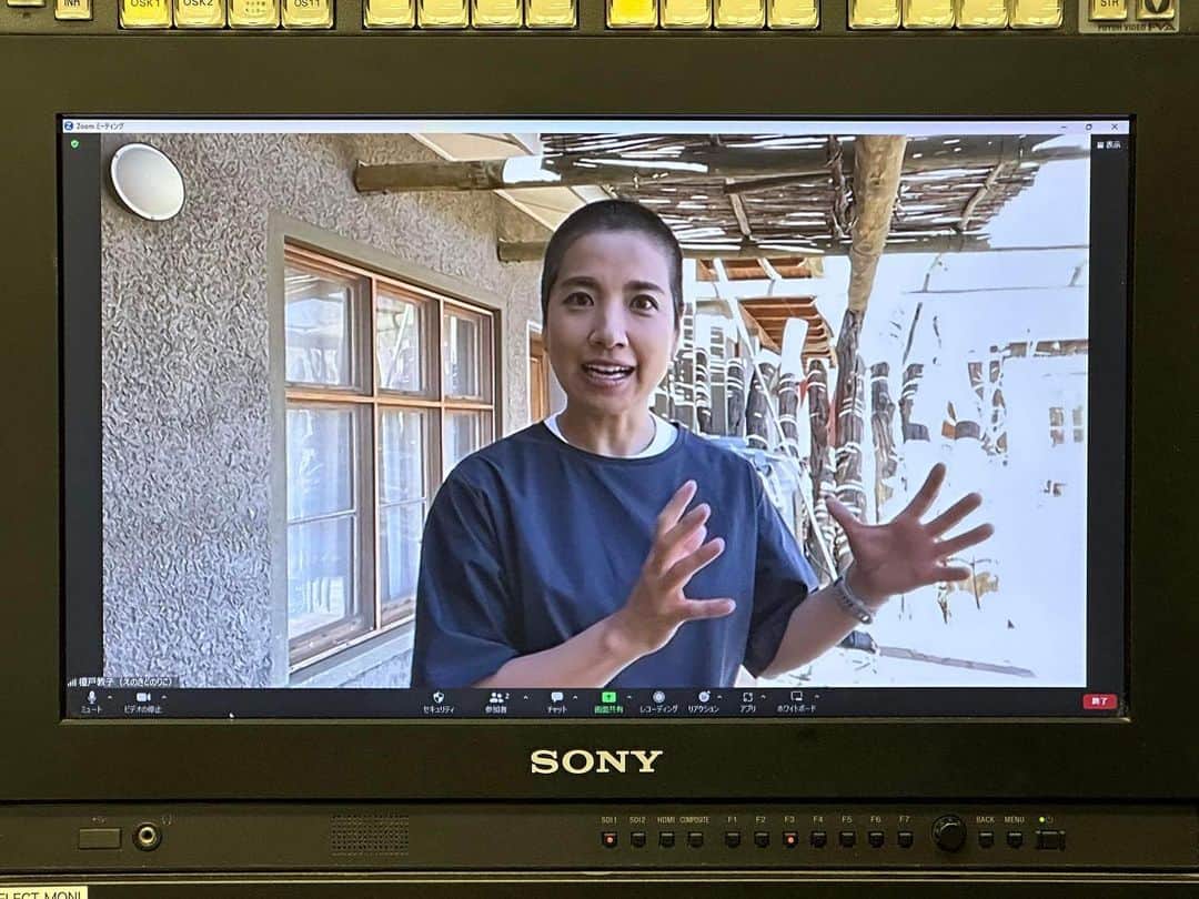 榎戸教子のインスタグラム：「坊主頭でテレビに出ます。 テレビ大阪を観られる関西圏にお住まいの方、 8月29日（火）16時29分から放送の 「やさしいニュース」でお会いしましょう。  【やさしいニュース】 https://cdn.tv-osaka.co.jp/yasashii/news/  テレビ大阪の夕方ニュース、 実は私はキャスターを勤めていたことがあります。 嬉しいやら恥ずかしいやら 丸坊主を当時の上司や仲間にも晒してきます。  当時の報道仲間が事前にインタビューしてくれ、 旅の様子も写真や動画を送ったので、 映像にまとめてくれているようです。  いまはエチオピアにいます。 首都アディスアベバからほんの少し生出演します。  #テレビ大阪 #やさしいニュース」