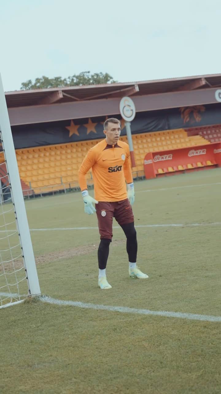 フェルナンド・ムスレラのインスタグラム：「Ready for the battle. 🦁💪🏼 #UCL #GSvMOL」