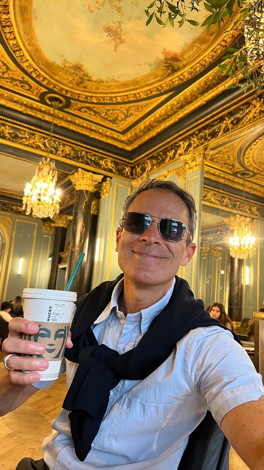 ブラッド・ゴレスキーのインスタグラム：「Seeing all of the important landmarks in Paris. @garyjanetti」