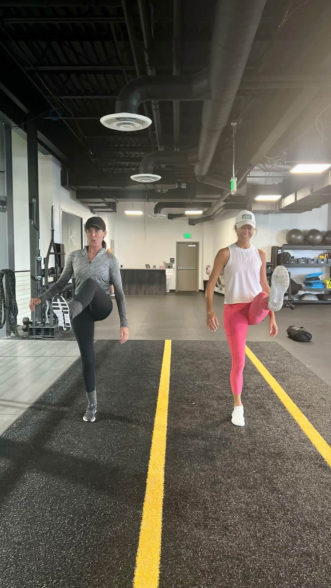 ステイシー・キーブラーのインスタグラム：「Fill in the blank: Besties who work out together, ______.」