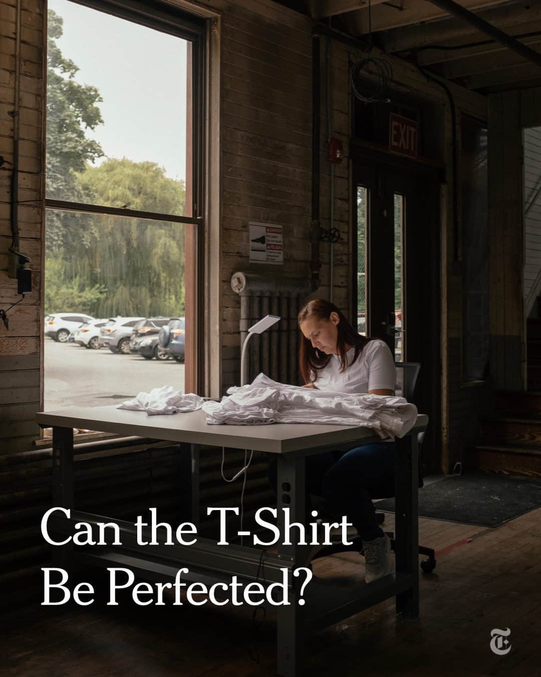 のインスタグラム：「Erik Allen Ford and Sasha Koehn started the label Buck Mason with a lofty goal: to make a superior T-shirt. They recently bought a sewing factory and cloth mill in Mohnton, Pennsylvania, where the brand now manufactures some of its most popular styles.  Over the past decade, the brand has grown to sell almost a dozen different short-sleeve T-shirts, along with other basics like jeans, sweatshirts and button-up shirts. Buck Mason touts its domestic manufacturing on its website, labeling some products as made in the U.S. and others as made with materials fabricated or grown in the country.  The founders had been looking into building a new factory in Texas, Ford said, when he got a call from a friend about the factory in Mohnton and its associated mill in neighboring Shillington. Both sites had been in and out of operation since they were opened in 1878 and in 1906.  Now they are owned by Buck Mason. At the factory, some employees are responsible for cutting and sewing T-shirts, while others iron them by hand or package them for shipping. About 10,000 T-shirts are made there a month, Ford said. “By fall, we aim to double the capacity,” he added. “The goal is to quadruple it.”  Take a look inside the Pennsylvania factory where @buckmason makes T-shirts at the link in our bio. Photos by @whereismyphd」