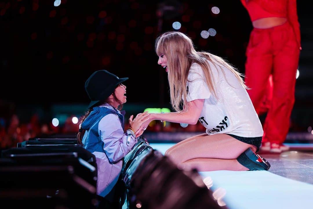 のインスタグラム：「After years of wanting to play in Mexico City, just got to play 4 of the most unforgettable shows for the most beautiful and generous fans. Feeling so grateful for the memories we’re making together on this tour 🥹 TE AMO. 🇲🇽   📷: @hvivas24 @gettyimages」