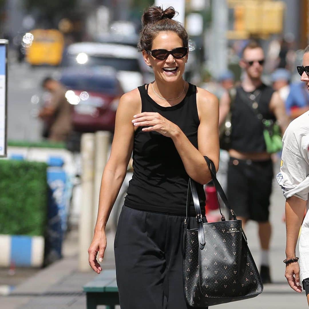 アーペーセーのインスタグラム：「@katieholmes wears the A.P.C. Monogram Poppy cabas in black.   #APCParis」