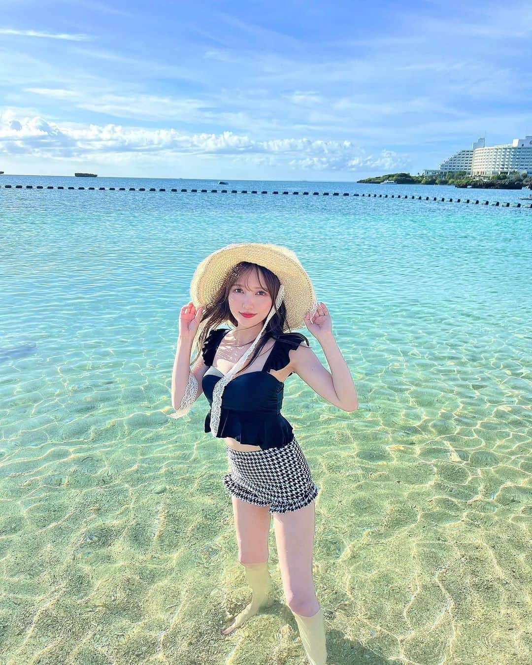 Moeka Takamatsuのインスタグラム：「♡ 夏の思い出🏖 のんびりしてたら夏おわりそうなので急いで写真載せてく🫢笑 . . . . . #沖縄旅行#okinawatrip#沖縄#okinawa#恩納村#沖縄観光#ビーチ#水着コーデ#夏コーデ#海コーデ#海#コーデ#ファッション#水着#コーディネート#date#デートコーデ#fashion#ロングヘア#ヘアスタイル#ヘアメイク#selfie#selca#サロンモデル#被写体#sea#followme#instagood#like4like」