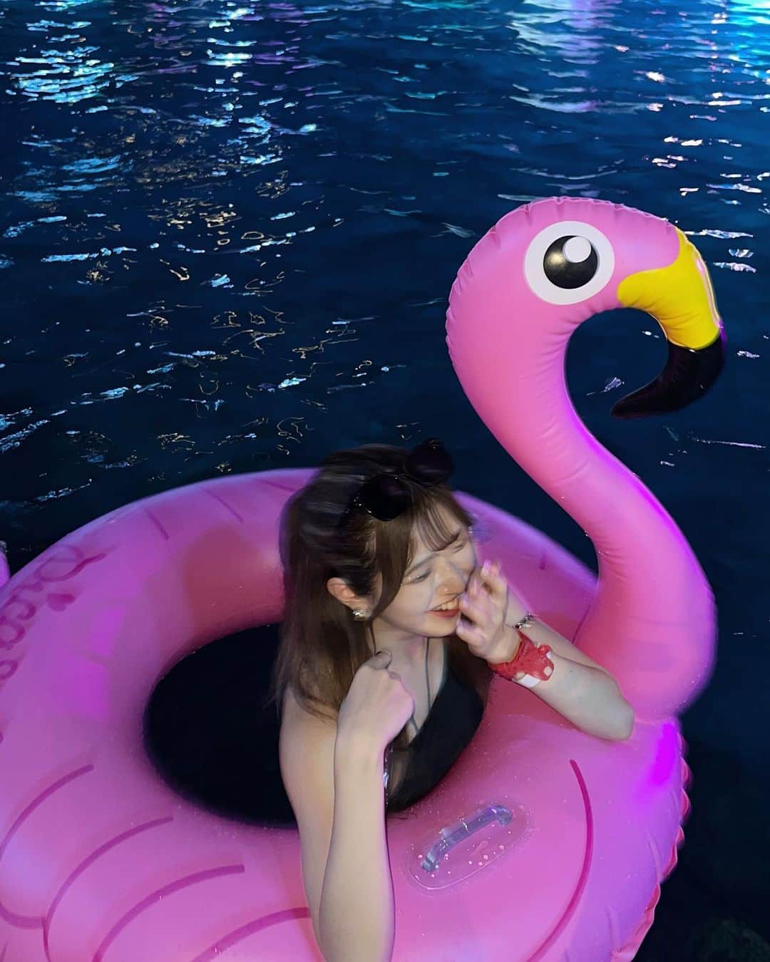 のインスタグラム：「.  ナイトプール🫶🏻 これで今年プールも海も行けた〜っ🎶」