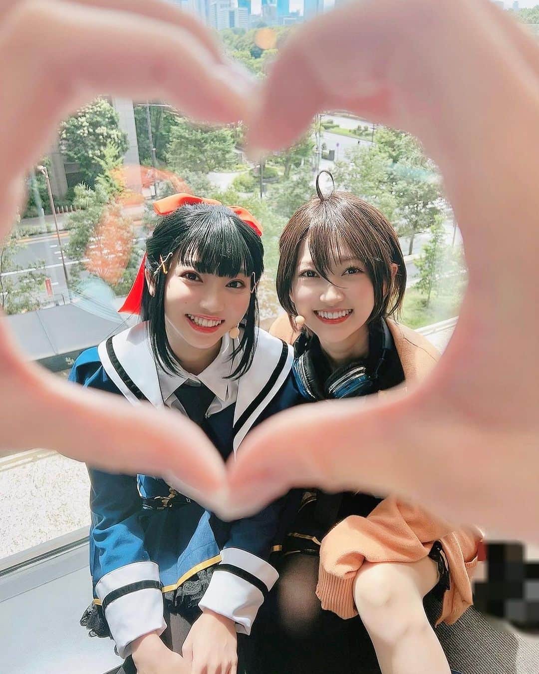 粟津麻依のインスタグラム：「舞台「アサルトリリィ」 ありがとうございました！  川村楪 岸本・マリア・未来 二役を演じさせて頂きました。  今回は楽しかったり 胸がいっぱいになったり 嬉しかったり 切なかったり 感情が忙しかったです🥲💓  お芝居パートでは責任もあって… かなりのプレッシャーというか 珍しく緊張しました🥹 それほど大切な役だから。  こんなにも大きい会場が連日満席で… 本当にありがとうございます。  これからもこの仲間たちと 新しい景色を、 広い景色を見れるように、 頑張っていきます。  これからもよろしくね🎧🧡  💜」