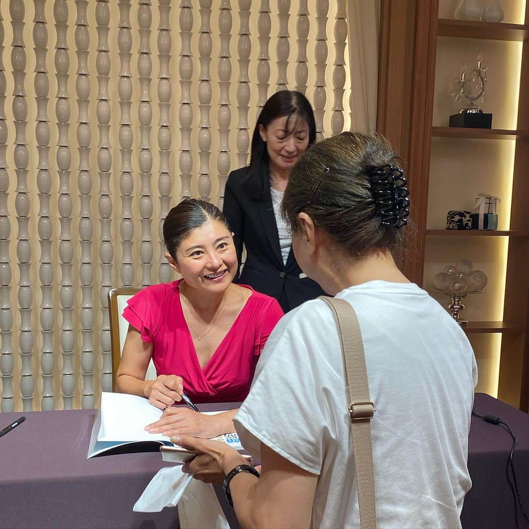 間々田佳子のインスタグラム：「先日は講演のあとにサイン会💓  みなさん 本をご購入いただき ありがとうございます！  インスタ見てくださっていたり 過去にコメントくださっていた方が 約束通り受講しださっていたり  みなさんと見えない糸で 繋がっていることが とても嬉しいです！  これからも一緒に コアフェイストレーニングを 練習していきましょうね😊😀😍  ありがとうございました〜💓  #間々田佳子 #コアフェイストレーニング」