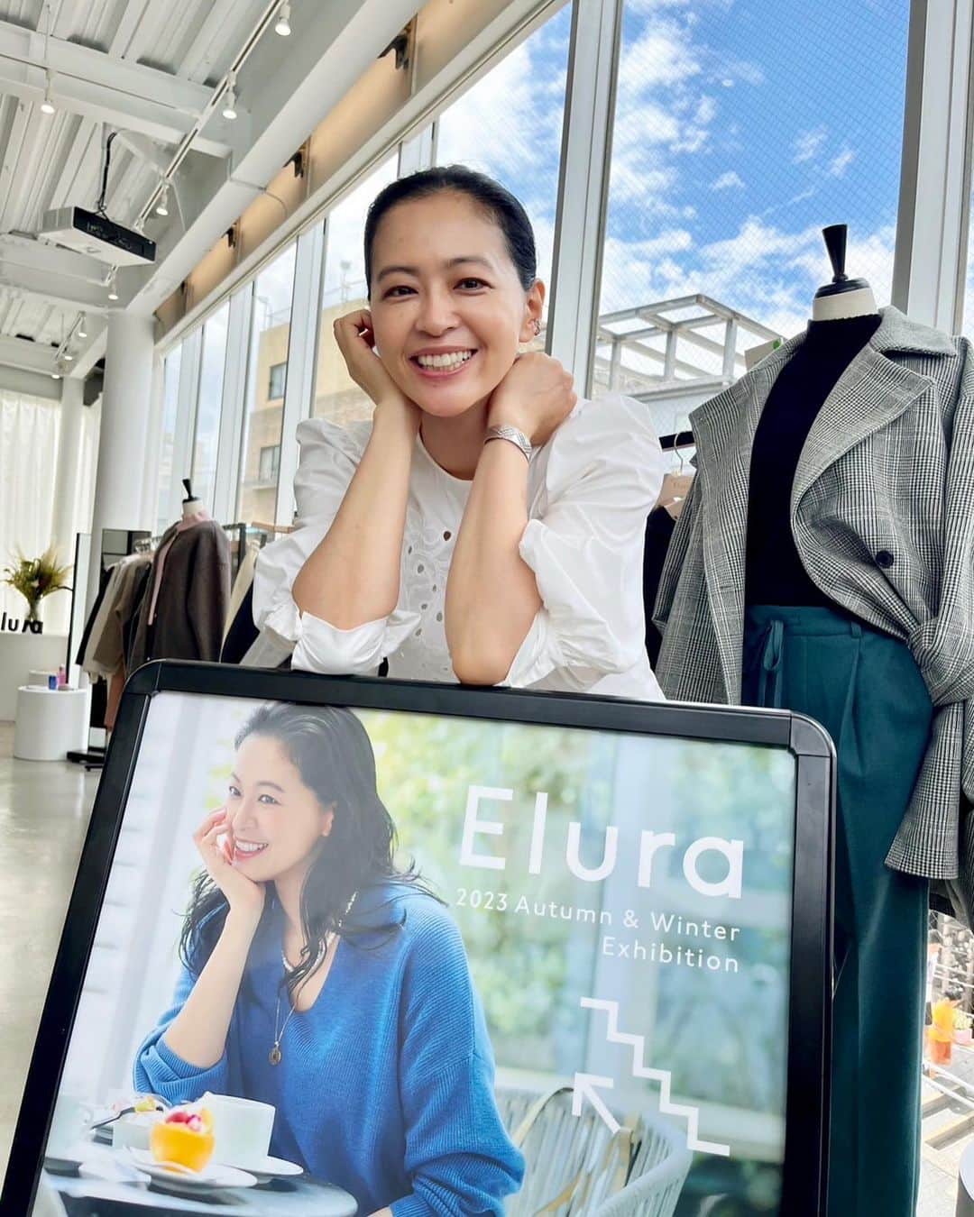 黒谷友香のインスタグラム：「皆さん、こんばんは☺️ 夕方、風が出て気持ち良くなってきたよね〜？ 季節も少しずつ変わってきてる。 今、外からは虫の音が聞こえてます😌良いね〜✨🌾✨  写真はエルーラの秋冬物の展示会会場にて。 最後は同じポーズを😉 皆さんは春夏秋冬、いつがお好きですか〜？  #エルーラ#elura#秋冬#黒谷友香」