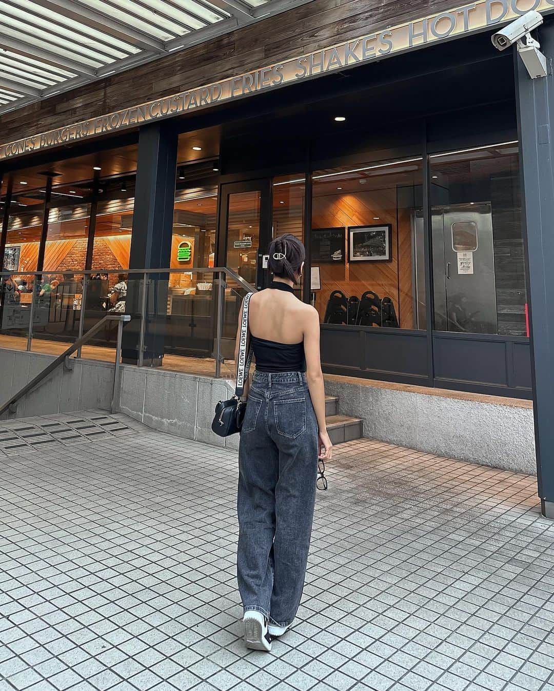 UESUGIRINAさんのインスタグラム写真 - (UESUGIRINAInstagram)「🖤  観光客みたいなわたち🍔  定員さんに英語で話しかけられると、日本語で 返すのなんか気まずいのなぁぜなぁぜ☺️w    #ハーフあるある」8月28日 19時11分 - uerina__.t