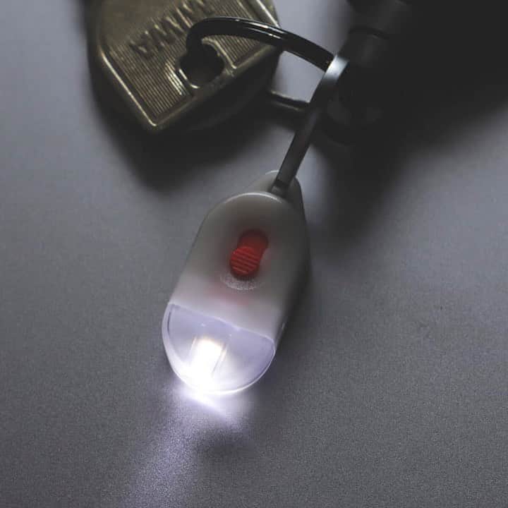 BEAMS ZAKKAさんのインスタグラム写真 - (BEAMS ZAKKAInstagram)「.  ABITAX / 0510 タグ ライト ¥1,540 （税込）  キーホルダーやバッグ、洋服のファスナーなどに付けられる電池式ライトです。そのコンパクトさからは想像できないほど、パワフルなLEDライトを搭載。赤いスイッチを押せば点灯し、スライドさせれば常時照らすことができます。電池カバーは簡単に取り外しができるので、交換時はストレスフリー。用途に合わせて複数持ったり、ちょっとしたギフトにも良いですね。シンプルな構造だからこそ様々なシーンで活躍する、超小型軽量ライトです。  【仕様・詳細】 ケース・スイッチ素材：ポリアセタール ランプカバー素材：ポリカーボネート スペーサー素材：ポリプロピレン 金属プレート素材：ステンレス 使用電池：リチウムコインCR1220×2個 ライト：White LED （Nichia） 重量：約4g  #beams #ビームス #bprbeams #abitax」8月28日 19時11分 - bpr_beams