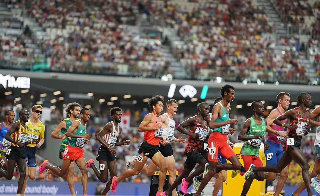 遠藤日向のインスタグラム：「8/24/2023 ブダペスト世界陸上 5000m 13'50"49  17th  世界陸上の舞台を走って、そして決勝のレースを見て思うことはたくさんあります。 結果は去年よりも順位を落とし、タイムを落とし、良くない結果かもしれないけどまったく諦めてない。 僕はトラックで決勝の舞台で走りたい。戦いたい。この思いはずっと変わりません。 まだまだ遠い目標かもしれない。 それでもチャレンジし続けます。  @aflosport」