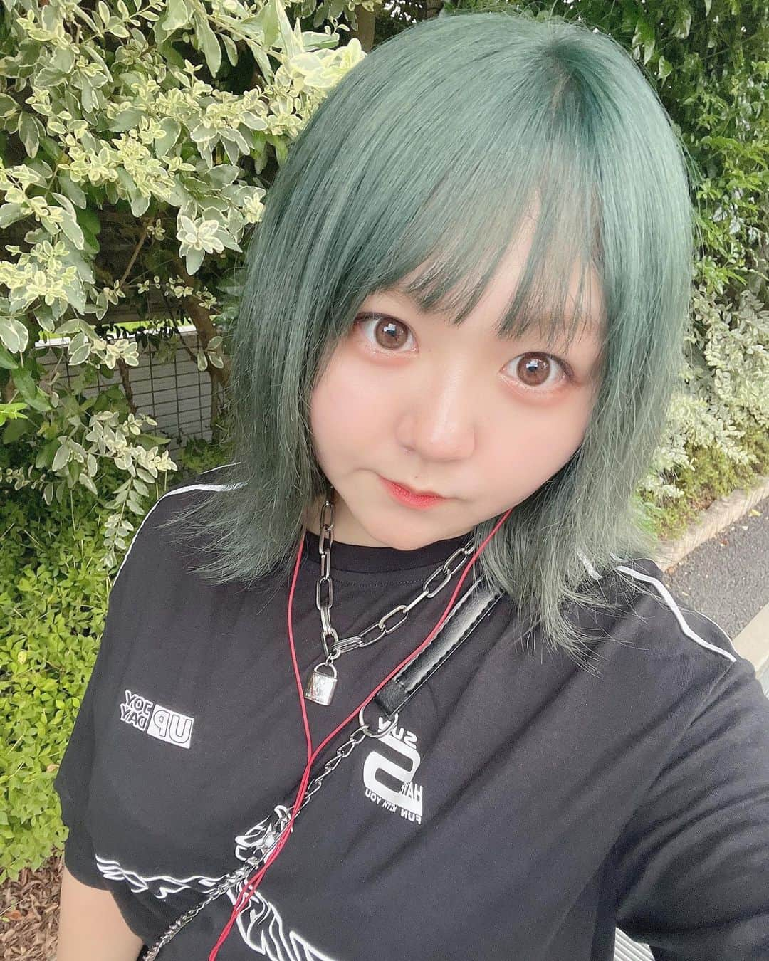 ちょこばななのインスタグラム：「PLUS ULTRA❕🦖🥦🔋♻️ . #selfie#ootd#데일리#좋아요#셀카#셀스타그램#셀피#anime#myheroacademia#グリーンヘアー#くすみグリーン#green#ハイトーンカラー#ハイトーンボブ#緑髪」