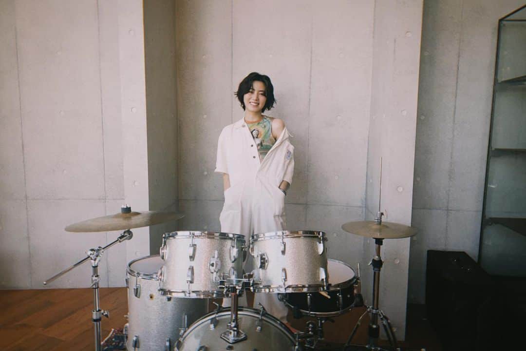池田エライザのインスタグラム：「わたしたち special live ver.のお洋服は私服でした🫠🤍  ここ数ヶ月お芝居みっちりな期間でなかなかSNS更新できなくてごめんね。でも見てます。ありがとう🙂🤍」