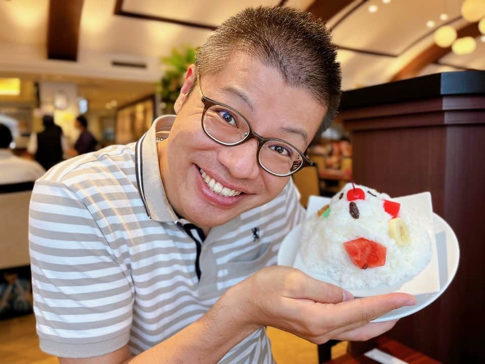 岩崎弘志のインスタグラム：「. 暑い南国ではまだまだ食べたいアイスクリーム とかき氷🍨🍧  鹿児島といえば「しろくま」だぜっ🐻‍❄️✨  ってことで、山形屋さんの「こぐま」ver.を 久しぶりに頂きましたー☺️✨  しろくまはアタシみたいな県外出身の方にも人気の ソウルフード🥄  年齢を重ねてくると、中に入ってる餡子がより 美味しく感じられて、ますます鹿児島の人に なってきたなぁと実感☺️  これをもう１つのソウルフード焼きそばの後に 完食してますので、かごんまパワーの充電は 完璧です🔌🔋  あとはね、もう、寝るだけです💤  #どんどん鹿児島 #おでかけカゴシマ #シェアカゴ  #しろくま #かき氷🍧 #焼きそば好き #山形屋  #山形屋食堂 #鹿児島 #鹿児島ランチ #鹿児島グルメ  #鹿児島観光 #鹿児島旅行 #鹿児島スイーツ #鹿児島市 #鹿児島市グルメ #鹿児島市ランチ #かごんま #ソウルフード #kagoshima #kagoshimafan  #kagoshimacity #kagoshimafood #MBC  #アナウンサー #ラジオパーソナリティ #radiko #tegeh  #tege2 #岩﨑弘志」