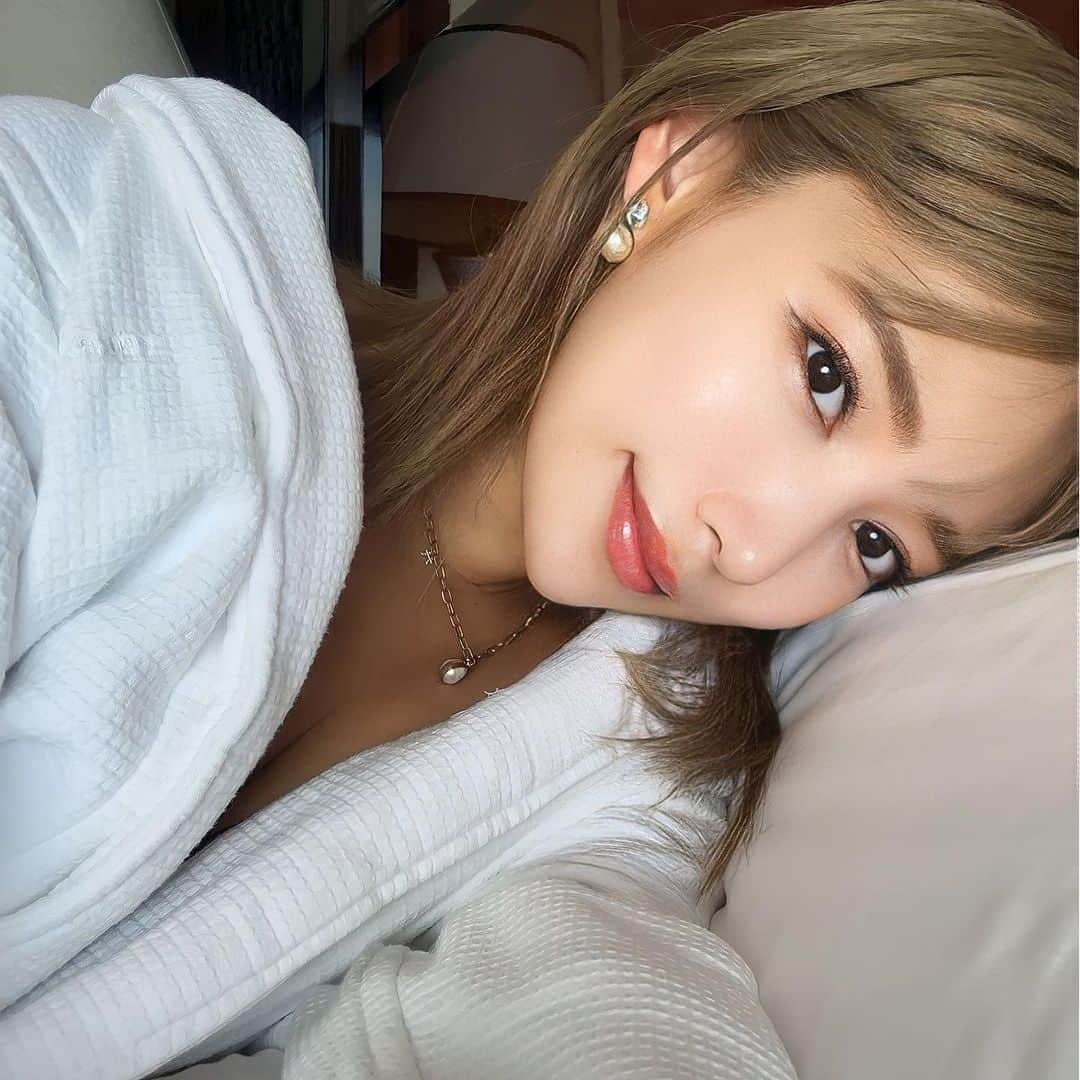 三浦あくりのインスタグラム：「JILLSTUARTのキラキラコスメ達でmake up💄  ⚠️詳細２枚目 最近マストで愛用してる お気に入り達でメイク♡♡ 見た目も可愛いしキラキラ ツヤツヤメイク好きな人は JILLSTUARTアイテムはマスト😍🤍 ⁡ 特にお気に入りは新しくでた リップグロウセラムバーム！ これ1本で乾燥も全くせずうるうる ツヤツヤが続いて発色も めちゃくちゃよくてお気に入り！ #JILLSTUART #jillstuartbeauty #ジルスチュアート #ピンクメイク #つや肌 #下地 #アイシャドウ #秋メイク」