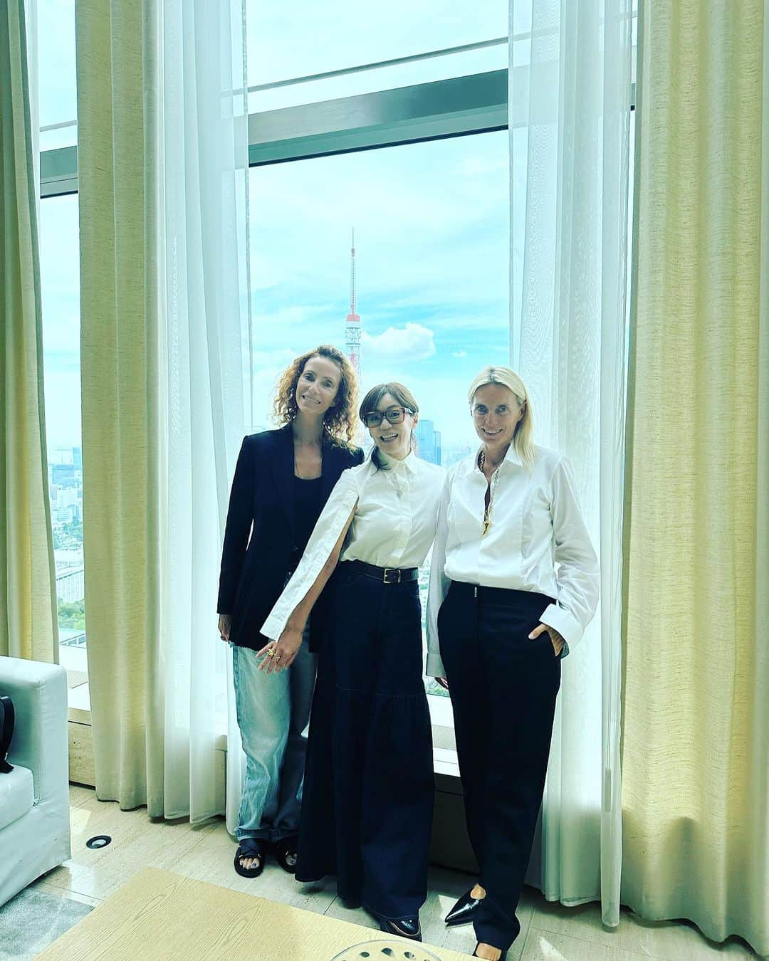 田中杏子さんのインスタグラム写真 - (田中杏子Instagram)「Such a beautiful breakfast meeting  in a lovely place with lovely ladies, Valerie and Isabelle who are in town for opening Givenchy pop-up store in GinzaSIX.   ジバンシィのGinzaSIXポップアップで来日中のイザベルとヴァレリーと素敵なブレックファーストミーティング。エネルギッシュな時間でした。  #givenchyginzasix」8月28日 19時25分 - akoakotanaka