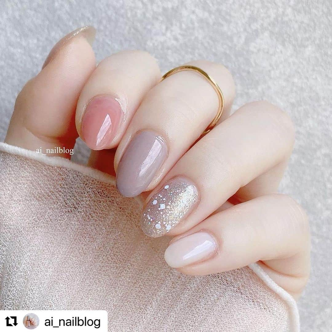 【PLANET NAIL（プラネット ネイル）】公式さんのインスタグラム写真 - (【PLANET NAIL（プラネット ネイル）】公式Instagram)「✰✰✰ ━━━━━━━━━━━━━━━ @ai_nailblog さま♡  PLANETNAIL  ラメネイル PLB36 ベガの鼓動 を使った大人可愛いパステルカラーネイルデザインのご紹介ありがとうございます😌🩷  まだまだ暑いですが なんだが秋っぽくっていいですね🥺🩵🩵🩵 早く涼しくなりますように✨  ぜひぜひみなさまもまねっこしてみてください♡ ╍ ╍ ╍ ╍ ╍ ╍ ╍ ╍ ╍ ╍ ╍ ╍ ╍ ╍ ╍ ╍ ╍  . ディズニーネイルで配色ネイル꙳ お気に入りのカラーで組み合わせると パステルカラーっぽくなってかわいい☺︎ ⁡ ベースコートは乳白色だからカラーとしても 使えるからよき😳！ ୨ෆ୧┈┈┈┈┈┈┈┈┈┈┈┈┈┈┈┈┈┈┈┈┈┈┈ ୨ෆ୧ ✎フレンドネイル( @friendnail_official ) ・シアーココア ・バレイミスト ・アメジストダスト ・ベースコート ✎プラネットネイル( @planet.jp ) ・ベガの鼓動 ୨ෆ୧┈┈┈┈┈┈┈┈┈┈┈┈┈┈┈┈┈┈┈┈┈┈୨ෆ୧ #キャンドゥ #cando #100均  #フレンドネイル #friendnail #ディズニーネイル #スウォッチ #ネイルカラー #ネイルケア #ネイルオイル #配色ネイル #韓国ネイル #ラメネイル  #ネイルポリッシュ #新作コスメ #新作コスメ2023  #セルフネイル #selfnail #nailart #美甲 #셀프네일」8月28日 19時21分 - planet.jp