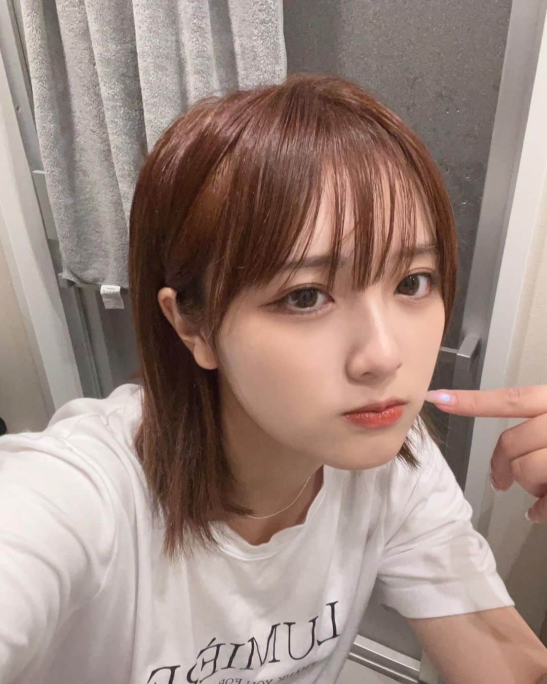 あみち。のインスタグラム：「夏暑いけど今日もお肌調子良きです🫶🏻  普段はあんまりパックは使わないんだけど冷房で乾燥するのと紫外線が気になるからルルルンのハイドラVマスクを最近かましてます！ お肌うるうるキープしたいのでしばらくパックにお世話になろうと思うさん^._.^  お肌がきゅっと引き締まる感じで良きです！みんな試してみてねっ おすすめです✌🏻！  #ルルルン #化粧水フェイスマスク #パック #水光肌」