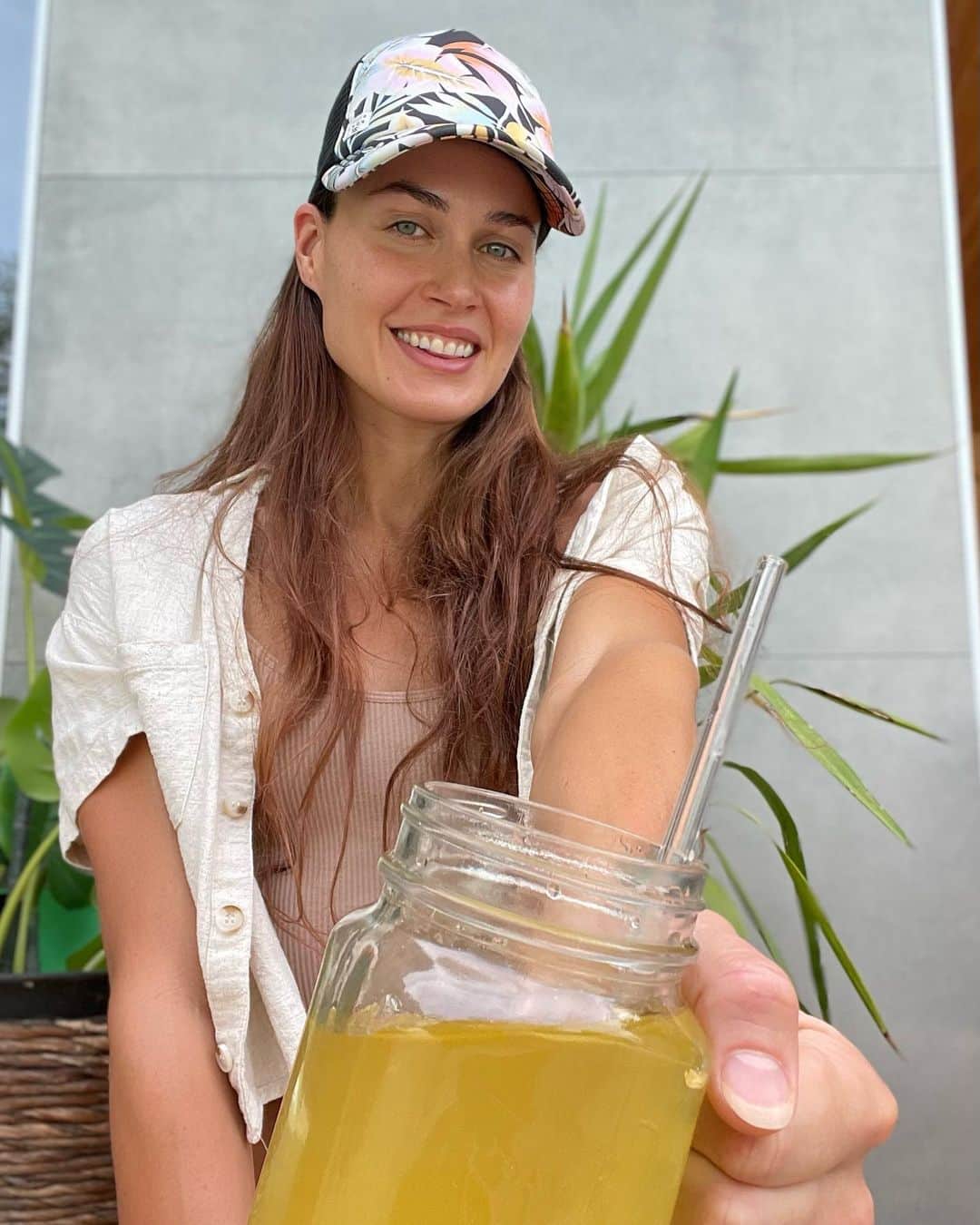 ズザンナ・ヤカボスのインスタグラム：「A nyári limitált ízek mellett -  🫐berry mojito 🍓strawberry daiquiri 🍏apple cider  - a többi kollagén italpor is 20 % kedvezménnyel kapható a @body_select webshopjában. ebben a melegben néha jól esik a sima víz helyett mást is kortyolgatni…🥵😇☺️ . . . #bodyselect #szponzorálttartalom #iamselected #collagendrink #collagenpowder」