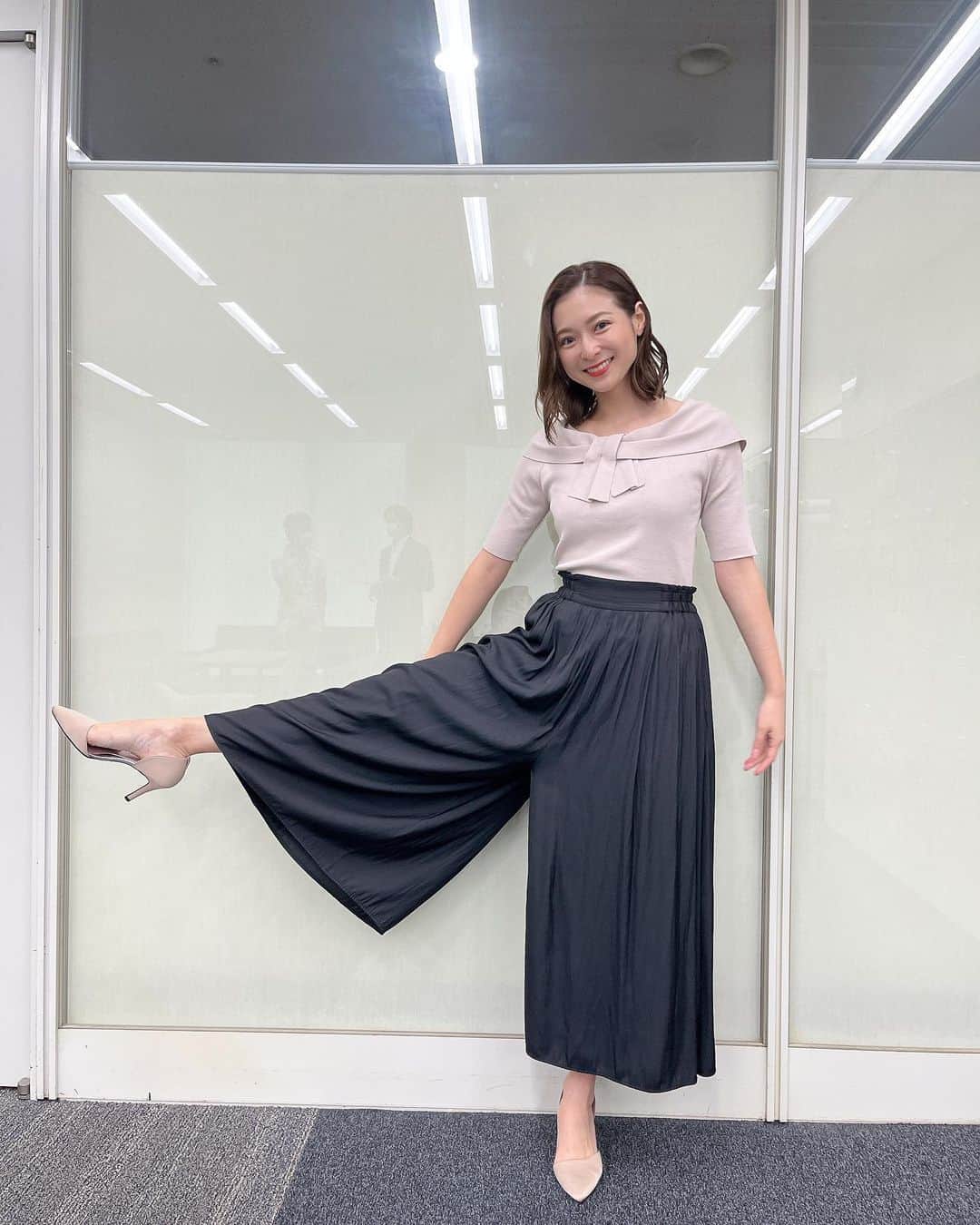 のインスタグラム：「今朝の衣装です。 スカートにも見えますが、実はパンツでした✨  トップス COUP DE CHANCE（@cdec_official）  パンツ grove（@grove_jp）  #グッドモーニング#衣装#coupdechance#grove#テレビ朝日#テレ朝#テレビ朝日アナウンサー#アナウンサー#住田紗里」