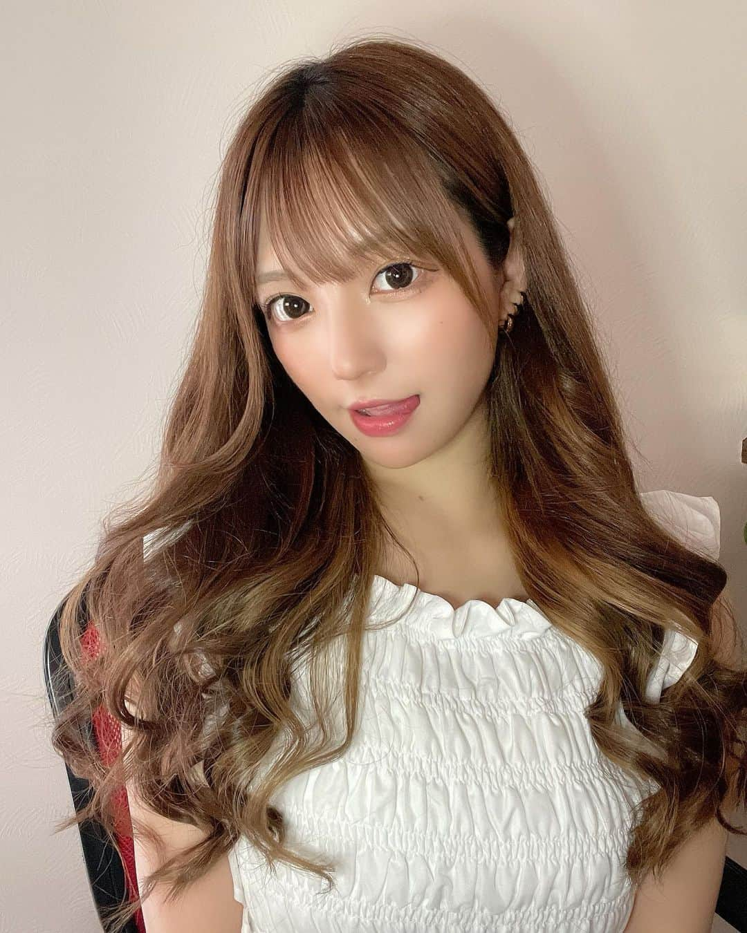 川本愛彩のインスタグラム：「. 本日もお疲れさまです♡  昨日は体調不良で 配信おやすみしてすみません😭 胃痛が酷くて様子見てます🫠 久しぶりに夜に 他の方の配信を見て 色々勉強になりました！笑 色んな枠の色があって 思わされる部分もあったり無かったり😂  本日は配信つけるので 遊びにきてね🙌 これからも楽しい枠にして行きましょう♡ 本日もモデさん よろしくお願いします✨ . . . #元気が1番 #謎の胃痛 #とりあえず様子見 #配信 #よろしくね」