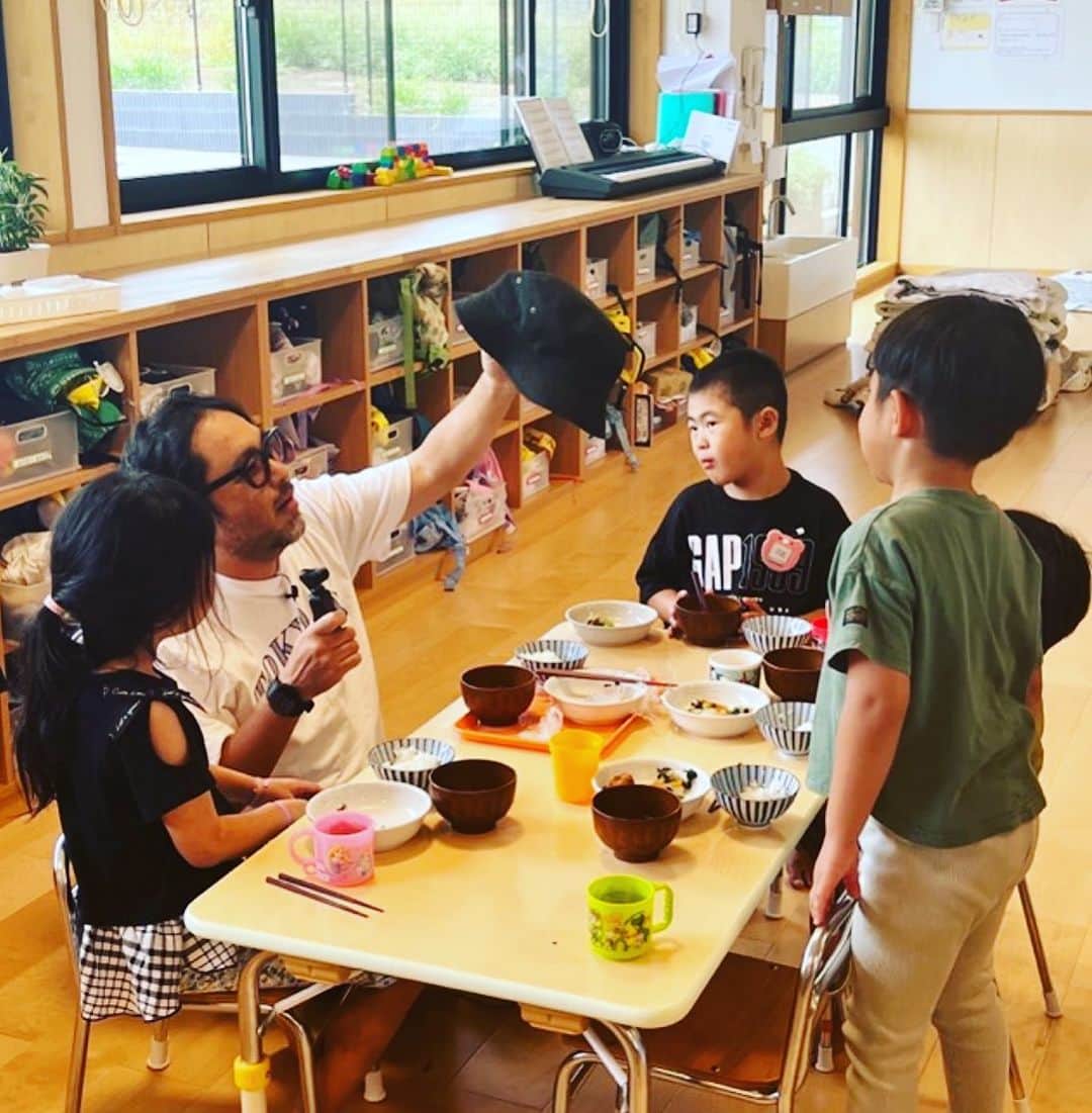 マッコイ斉藤のインスタグラム：「かわいい子供達と仕事してきました。おじいちゃんって言われました！」