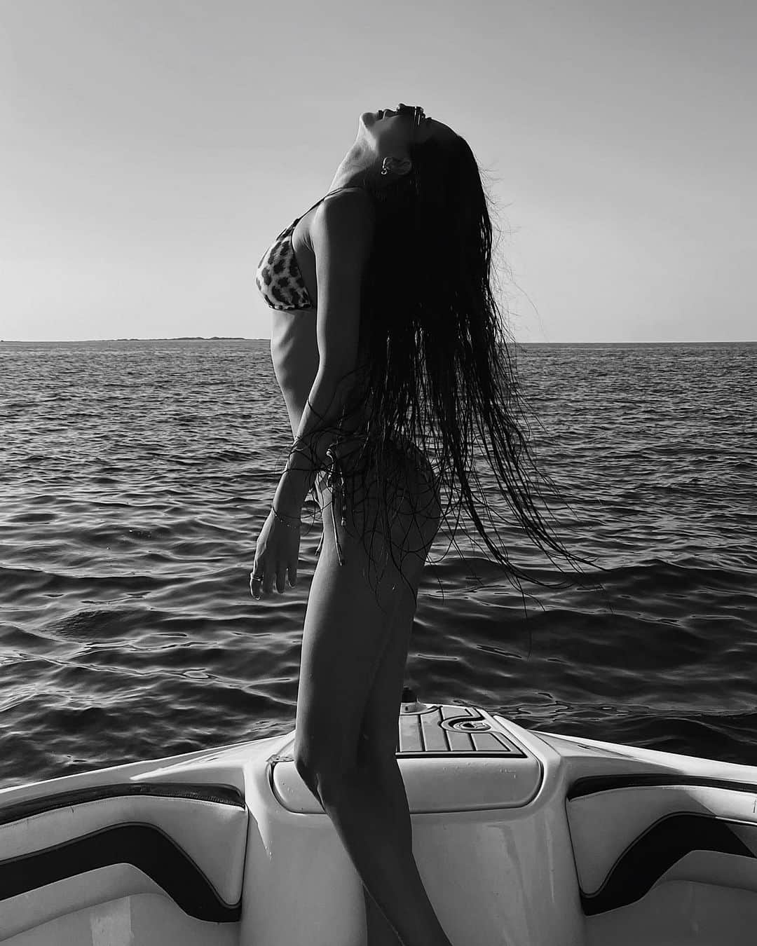浜田咲希さんのインスタグラム写真 - (浜田咲希Instagram)「おしり4つ🧡 かわいー写真😚📸 お気に入り✌🏽 日が暮れるまで いちにち海にいた日🌅💕 ８月ももうすぐ終わるね⛵️ やり残したことナシ悔いナシ💗 去年の分まで全力で遊んだ✌🏽 でも９月もまだまだ 夏は終わらせたくない😏 終わらないで〜〜🥹☀️  #summer#vacation#memories#bikini#girls#cruise#sunset#sea#beautifulview#chillvibes」8月28日 19時29分 - sakihamada