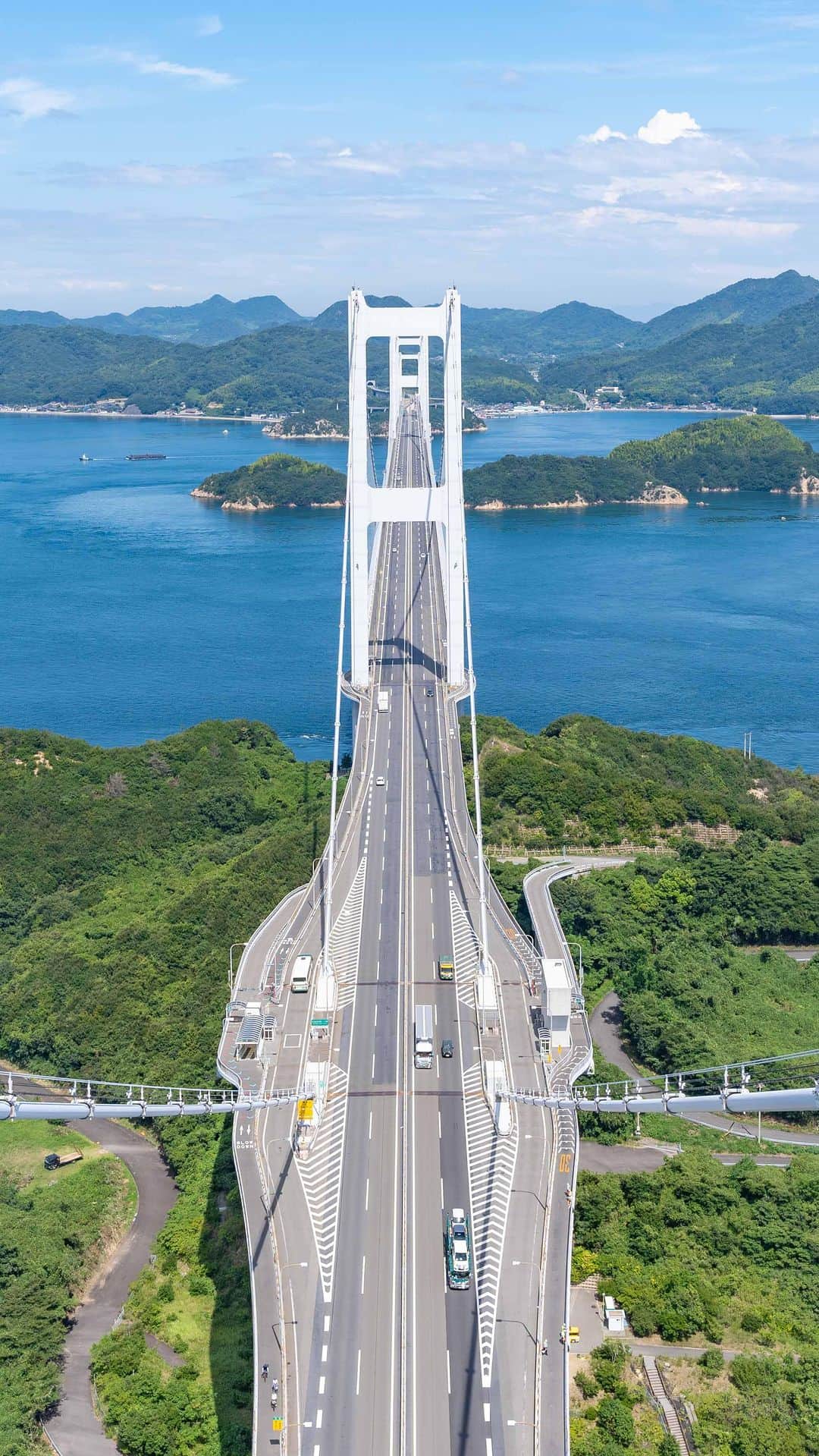 詩歩のインスタグラム：「📍愛媛県 来島海峡大橋 / Kurushima Kaikyo Bridges ,Ehime Japan  📷 22nd Aug2023  橋のテッペンから見下ろす瀬戸内海の絶景！  ここは #しまなみ海道 の一部、愛媛県の今治と大島をつなぐ #来島海峡大橋 。 全長約4Km、世界にも珍しい三連吊り橋の総称です。  最近、そんな橋の頂上に登れる人気ツアーが開催されているのを知っていますか？  頂上は高さ約184m、なんとビル52階相当の高さ！！！通常は入れない場所ですが、特別にここまでいけちゃうんです！  命綱などはないので、私でさえも足がすくむほどの大迫力。。 胃のあたりが”ヒュンっ”ってしました😂 いや〜、こんな場所まで来れちゃうなんて、本当にすごい👏住んでいる人でも、なかなかこんな体験できないのでは！？本当にレアな体験でした✨✨  橋のテッペンまで行くには、事前にツアーに申込む必要があります。次回は10月〜開催なので、ぜひ「来島海峡大橋　登頂ツアー」で検索してみてください🔍  愛媛県さんのお仕事で取材してきました！過去の写真は #詩歩のえひめ旅  にて / Posts of this area can be found in this tag. #shiho_ehime  Spectacular view of the Seto Inland Sea from the top of the bridge! This is the #KurushimaKaikyoBridge , part of the #ShimanamiKaido, connecting Imabari and Oshima in Ehime Prefecture. The bridge is approximately 4 km long and is the collective name for a series of three suspension bridges, a rarity in the world.  Did you know that recently there is a popular tour where you can climb to the top of the bridge? The top is about 184 m high, the equivalent of 52 floors of a building! Normally, you can’t enter this place, but specially you can go up here! There are no lifelines, so it’s so exciting that even I was a little scared. It’s amazing that you can come to a place like this. To get to the top of the bridge, you need to sign up for a tour in advance. The next tour will be held from October, so please search for ‘Kurushima Kaikyo Bridge Climbing Tour’ .  愛媛の観光情報はこちら @iyokannet https://www.iyokannet.jp/  ©︎Shiho/詩歩」