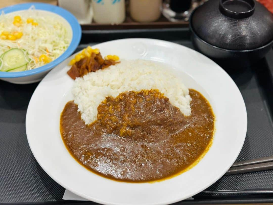 DEppaのインスタグラム：「🍛  滅多にカレーを食べない私。  実はCoCo壱もゴーゴーカレーも行ったことがない…  先日 観た#えがちゃんねる のカレーの回を観て 突然 カレーにハマってしまいました。  しかし、カレー素人なので完全に無知。  昨日 カレー達人 シクラメン電球のイチオシ 【松屋】のビーフカレーを初めて食べました。  うん！確かに美味かった！💯✨  まだまだ〝美味しいカレー〟を追い求てます。  チェーン店のカレー、ファミレスのカレー、 カレー屋さんのカレー、弁当屋のカレー、 「ここのカレー美味しいよ！」って情報 教えて頂けると嬉しいです。  ちなみに  私の1位は、10年前くらいにファンキー加藤兄貴に 連れて行ってもらった東京神保町の【#ボンディ】  自分の中ではここが歴代最強です🏆☝🏽🥇  あ！レトルトでもいいから教えて！  いまだにレトルト1位はアンパンマンカレー(甘口)🤣🤣🤣  #カレー #curry #カレーライス #甘口 #中辛 #辛すぎるのは苦手 #ボンカレー #シクラメン #DEppa #突然カレーにハマる #カレー？カリー？ #この画像を見てカレーの口になった人はコメント #家のカレーと母親のカレーはなし #だって食べられないw」