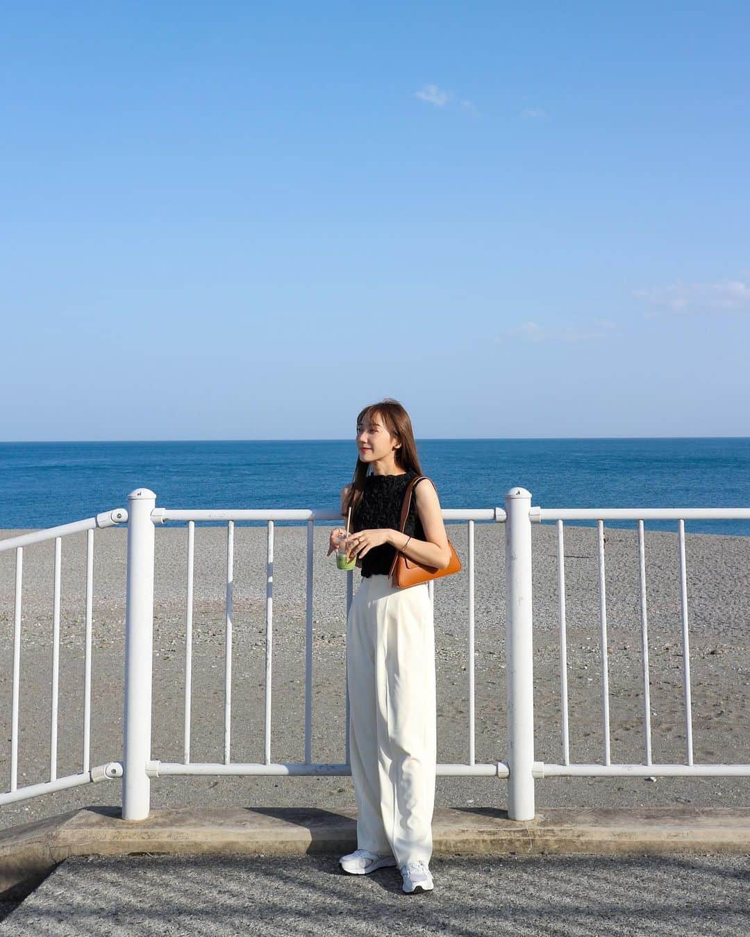 のインスタグラム：「🦕🤍 ㅤ 下書きにしたまま忘れられてた投稿 𓈒𓏸 めっちゃ晴れてて海が綺麗ー！ ㅤ 今年の夏はモノトーンな感じが多かったな〜 ㅤ ㅤ その反動なのか、AWは色物がほしくて、 ピンクのニットを予約した🥺💞 （届くの11月っぽいから全然まだまだ←） ㅤ 楽しみをちょっとずつ増やしていくぅ🫶🏻 ㅤ ㅤㅤ ㅤ #イエベ春 #骨格ウェーブ #私服 #155cm」