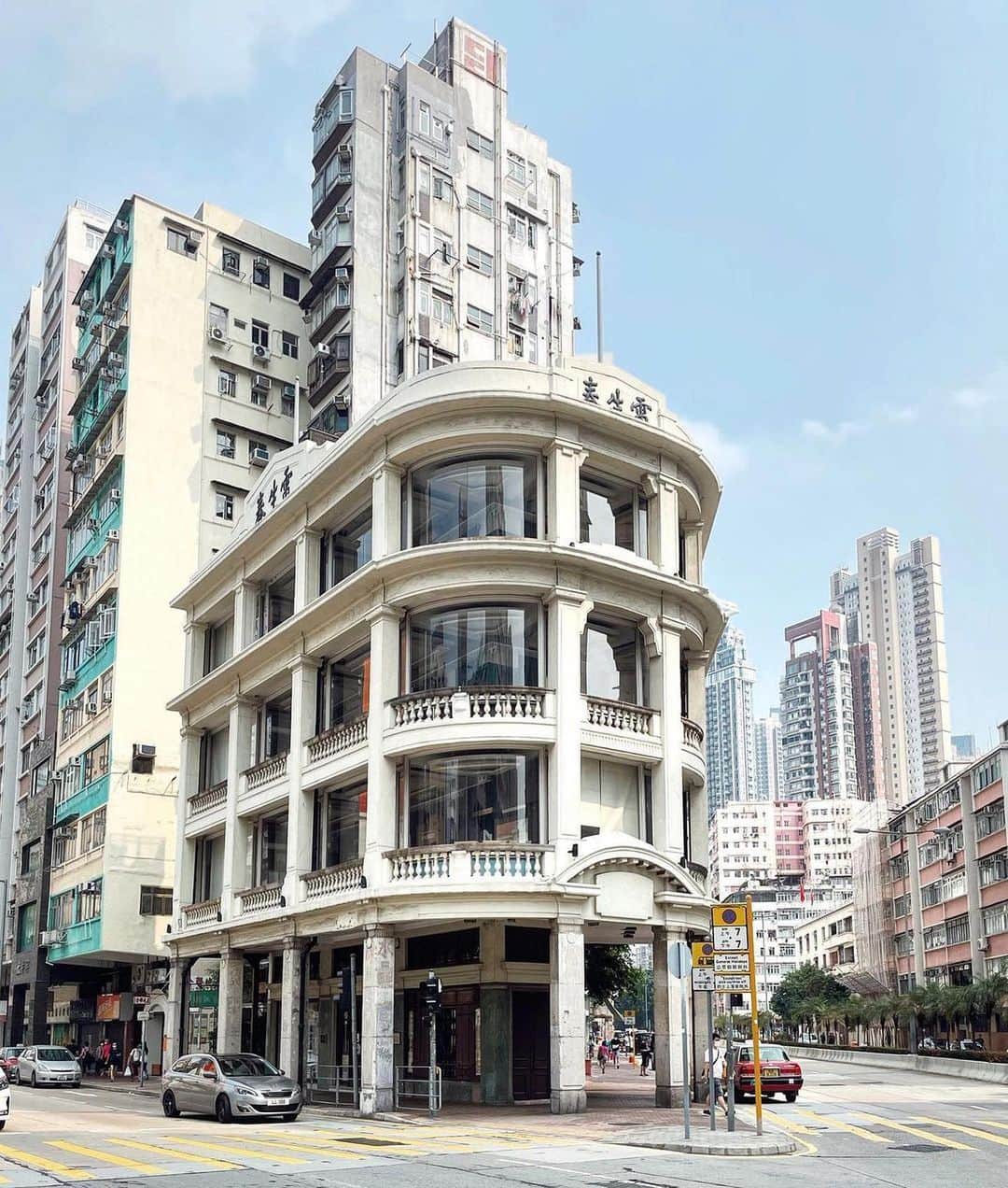 のインスタグラム：「Lui Seng Chun pierces the buzzing streets of Mong Kok with its striking pre-war tong lau shophouse appearance 👀.  Completed in 1931, the Grade I Historic Building was a Chinese bone-setting medicine shop before it was donated to the government in the 2000s. Inheriting its previous occupation, Lui Seng Chun now serves as a Chinese medicine clinic run by Hong Kong Baptist University 🏫, while doubling as a cultural exhibition centre.  A display area is open to the public, and free guided tours to other floors are available by registration. Don’t miss the opportunity to learn about tong lau and other artefacts of local history up close if you are in town 🇭🇰!  獨特的戰前唐樓建築，令屹立於旺角鬧區中的雷生春更為顯眼 👀。  這座一級歷史建築於1931年落成，原為跌打藥店，後於2000年代捐贈予政府。經活化後的雷生春繼續為社區提供中醫藥保健服務，成為今日的香港浸會大學中醫藥學院 🏫，同時亦兼作文化展覽中心。  雷生春的展示區開放予公眾免費參觀，如你對唐樓及其他當地歷史文物的故事感興趣，不妨於網上預約導賞團，親身到場一探究竟 🚶🏻‍♂️！  📸 @aobana.hk, @slashie.photography  #cathaypacific #MoveBeyond」