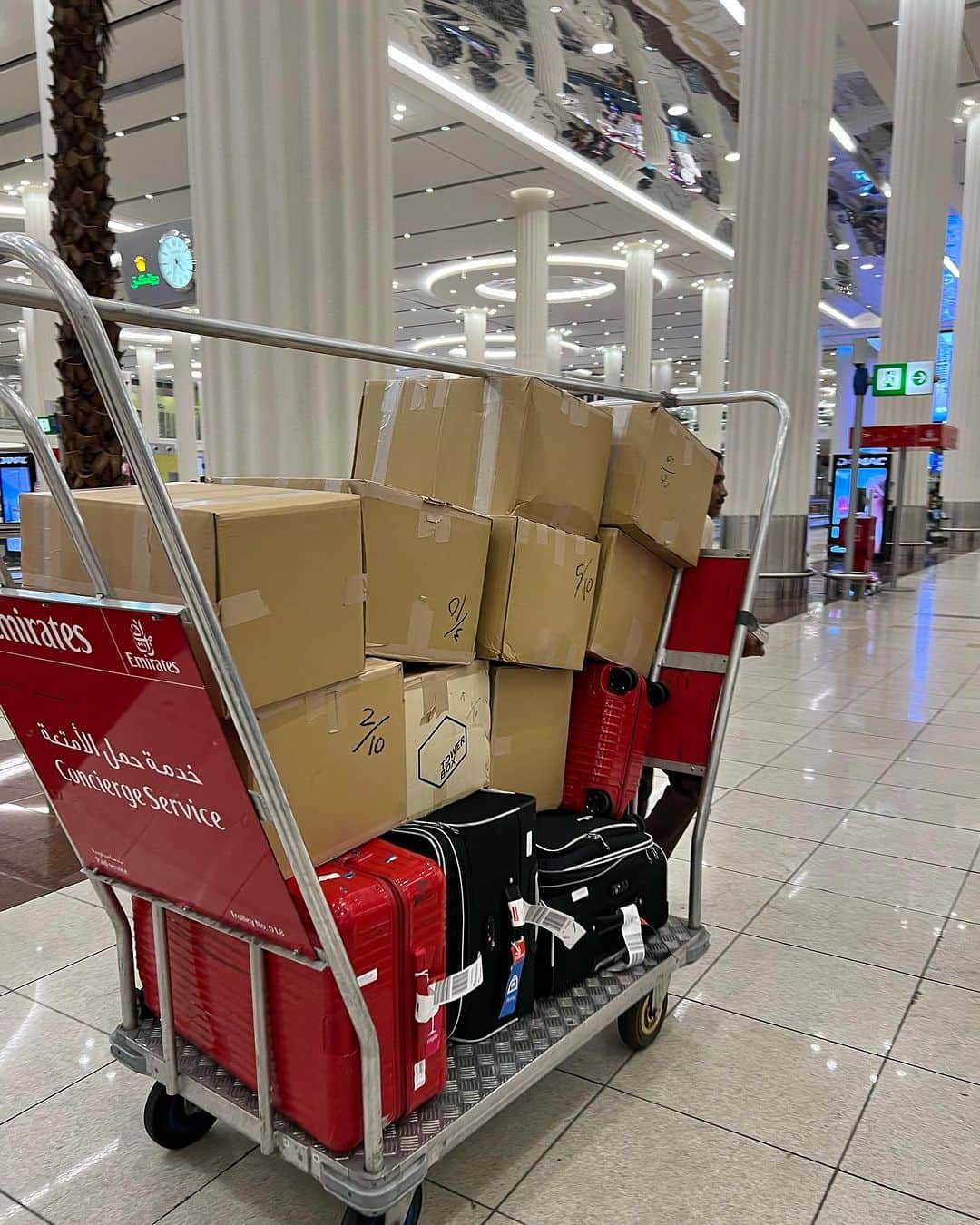 MALIAさんのインスタグラム写真 - (MALIAInstagram)「Dubaiに到着🌴♥️🌙🐪 #ギャル姉さんいて助かります😂 ストーリーでこのシリーズの反響凄いので こちらにも残します📝♥️ ⁡ 今回の荷物のクイズの正解は200キロ📦 去年のこのタイミング初めてDubaiに行った時は 360キロだったので今回の200キロは余裕😂笑 ⁡ Dubaiの空港には誰でも使えるベビーカーが 各所に完備されているので早朝(今回は4:00)に 到着しても眠い人はベビーカーに乗せちゃえばok ⁡ 荷物もこんなにたくさん&重くても エミレーツのシャツを着たお兄さんたちが Luggage claimのところに何人も並んでいて 荷物番号の貼られたチケットを渡せば全て ピックアップして車まで運んでくれます🧳 ⁡ いつも驚かれる荷物の量だけど、 指一本触れずにお家まで運ばれていくので 女1人子供連れでも安心して大荷物運べるよ🙆🏼‍♀️ ⁡ Dubaiの空港が大変便利なので助かってます🩷 #2ヶ月振り #ドバイ生活 #2年目に突入」8月28日 19時39分 - maliarehman