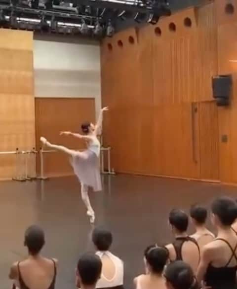 上野水香のインスタグラム：「#giselle  一昨日のワークショップの時。  まず、一通り踊ろうって、、、 そしたら、みなさん、前に集まって、、、 まるでパフォーマンスになっていた図、、、笑 緊張したよ！！💦 拍手いただいちゃってありがとうございます🙇‍♀️  ジゼルは柔らかな雰囲気で踊ると素敵になるとおもうー。 作り込まず自然な柔らかさ。 この後みなさんにいくつかお伝えしましたが、 コツや、役作りなど、この短い踊りの中にも沢山あります✨✨ 私は不完全ですが。笑  新書館 @claramag_jp  クララプレゼンツ　  ジゼルレッスンより🎥  Leotard @repettojapan  　　　　@repettoparis  Skirt. @byplie  Points @gaynorminden_japan  　　　@gaynorminden」