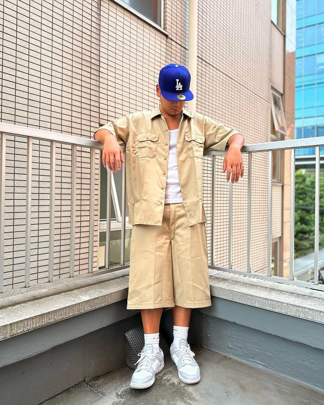 GROW AROUNDのインスタグラム：「#growaroundnewarrivals  DICKIES  S/S WORK SHIRTS,WORK SHORTS 定番のDICKIESのWORK SHIRTS,SHORTSがWEBUPされました。 S/S WORK SHIRTS 老舗ワークブランドなだけあって、独自素材のツイル生地は吸湿性抜群で余裕を持ったシルエットで通気性良いです。 WORK SHORTS  13INCHの膝下丈でLOOSE FITのバギーシルエットになっています。 KHAKI,BLACKの2カラーで上下で着用できます。」